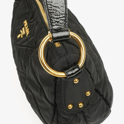 Prada schwarze Chevron-gesteppte Schultertasche aus Tessuto Nylon