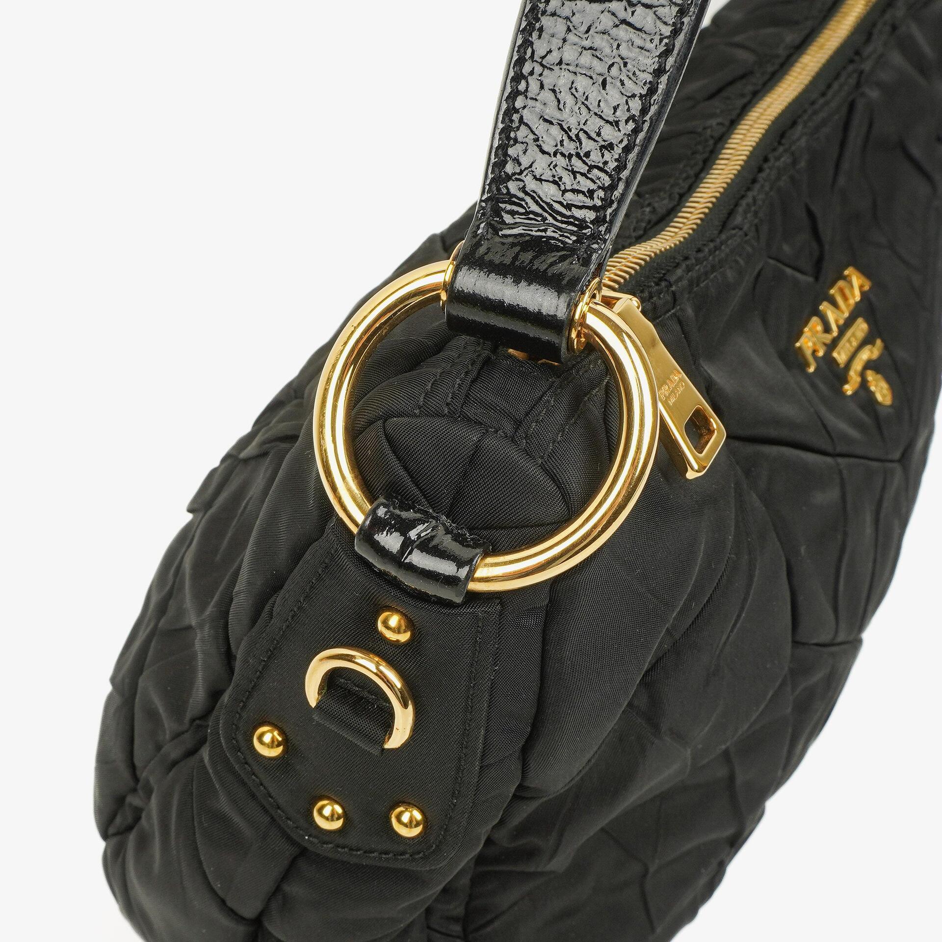 Prada schwarze Chevron-gesteppte Schultertasche aus Tessuto Nylon