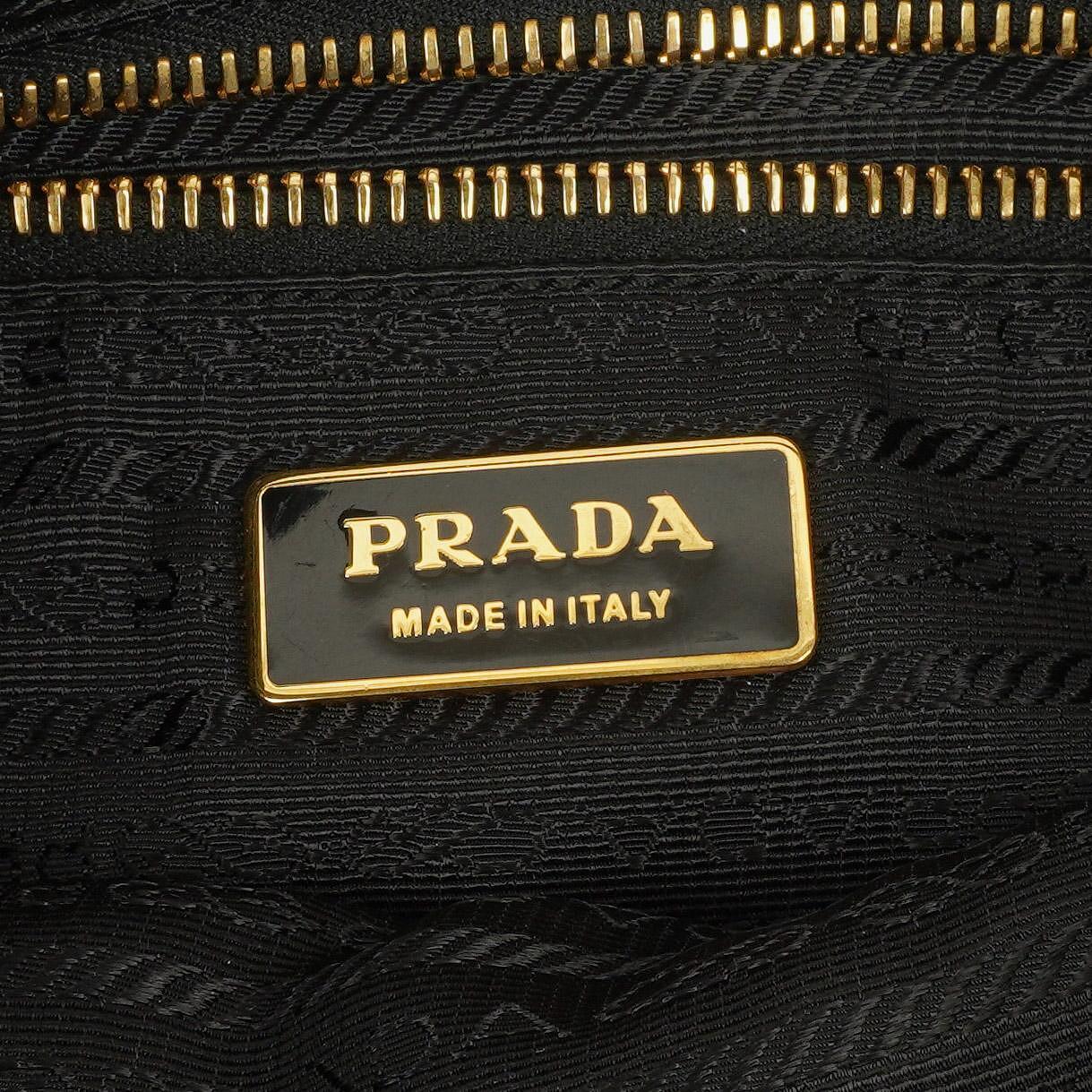 Prada schwarze Chevron-gesteppte Schultertasche aus Tessuto Nylon