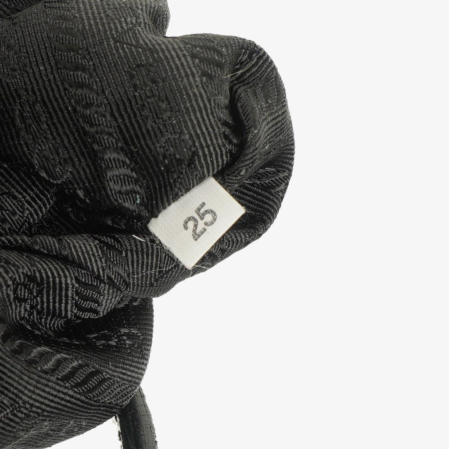Prada schwarze Chevron-gesteppte Schultertasche aus Tessuto Nylon