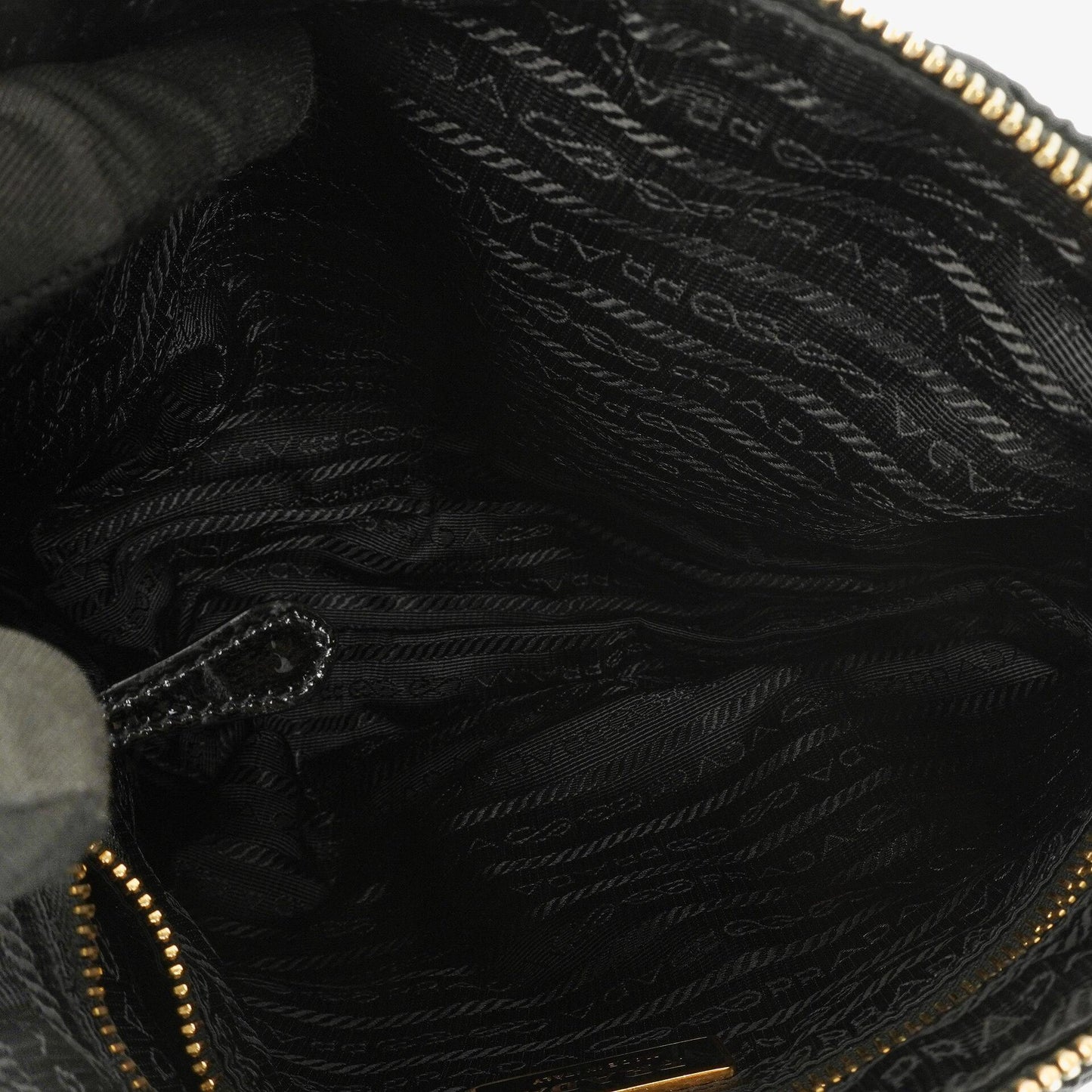 Prada schwarze Chevron-gesteppte Schultertasche aus Tessuto Nylon