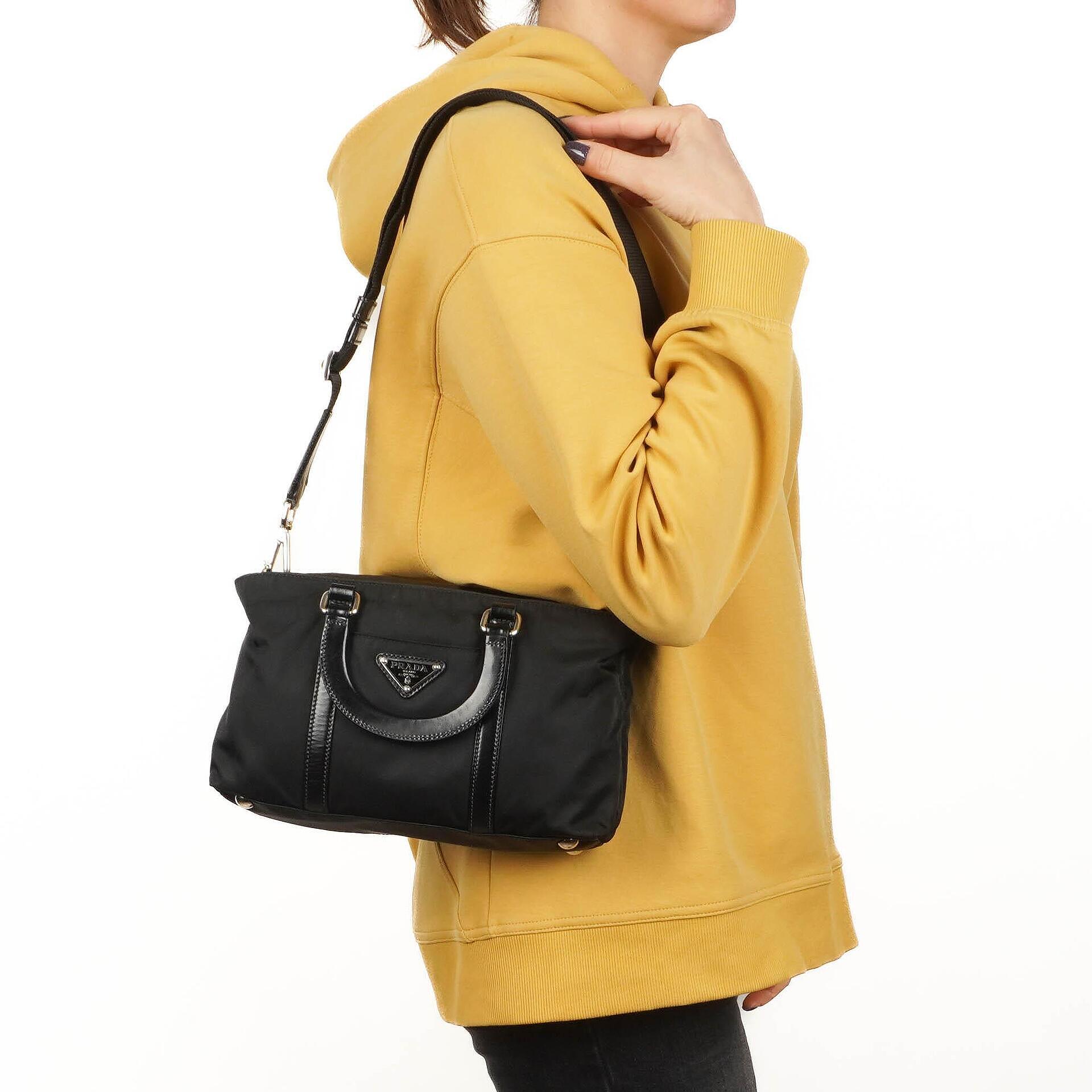 Prada Schultertasche aus schwarzem Tessuto Nylon