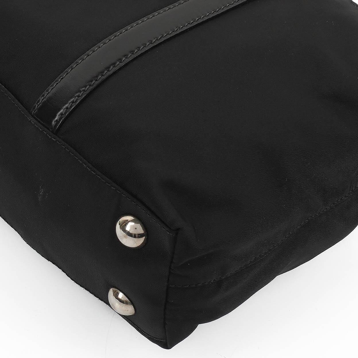 Prada Schultertasche aus schwarzem Tessuto Nylon