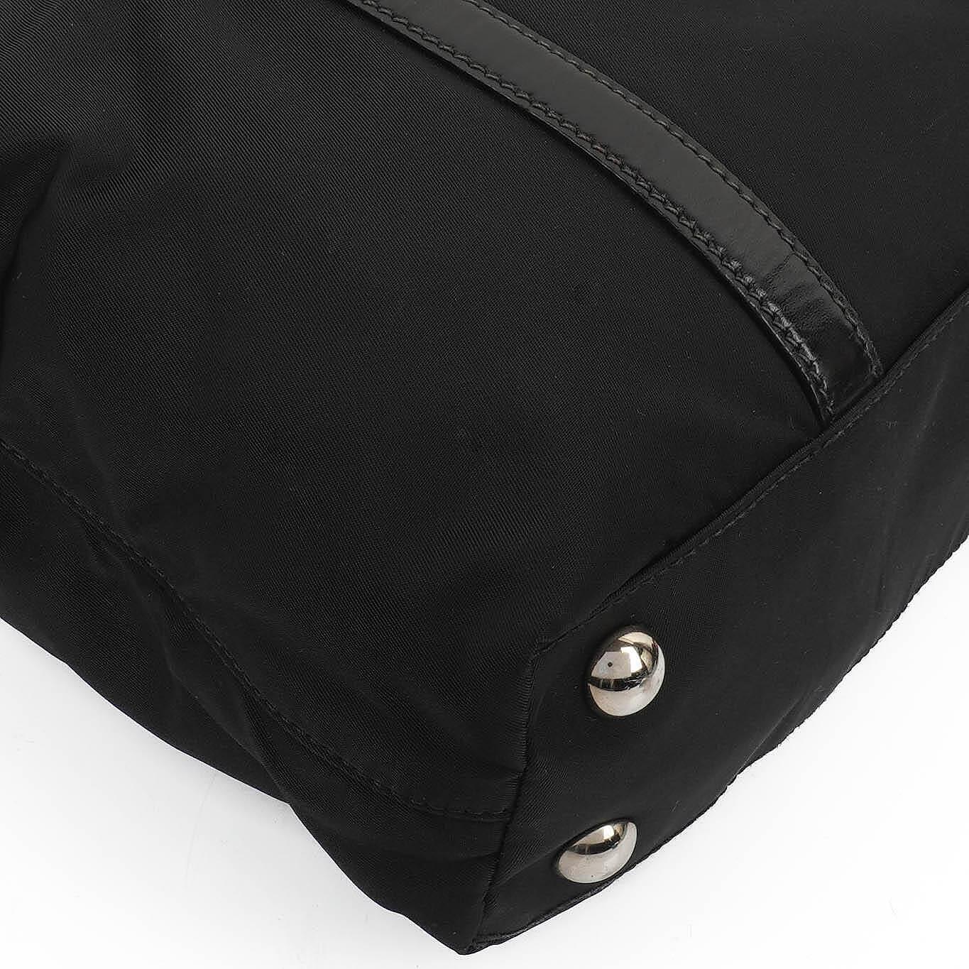 Prada Schultertasche aus schwarzem Tessuto Nylon