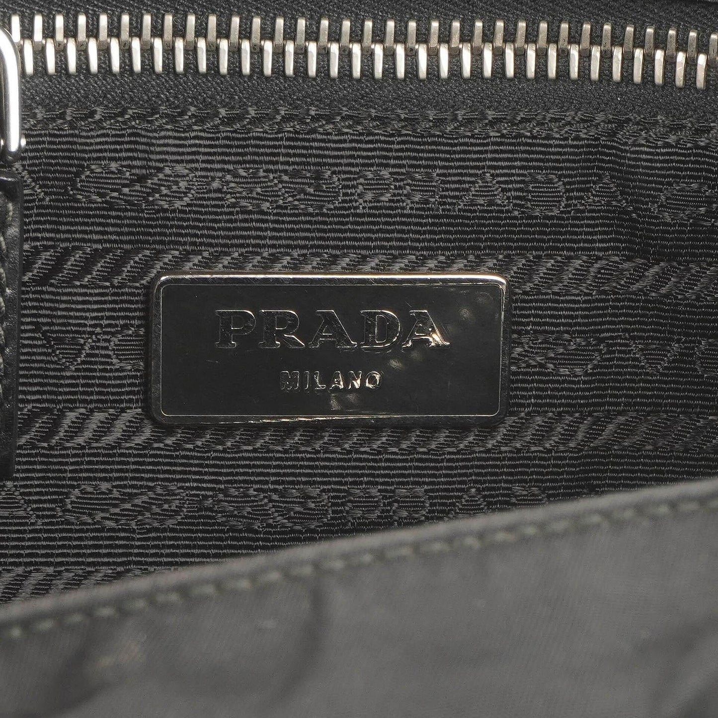 Prada Schultertasche aus schwarzem Tessuto Nylon