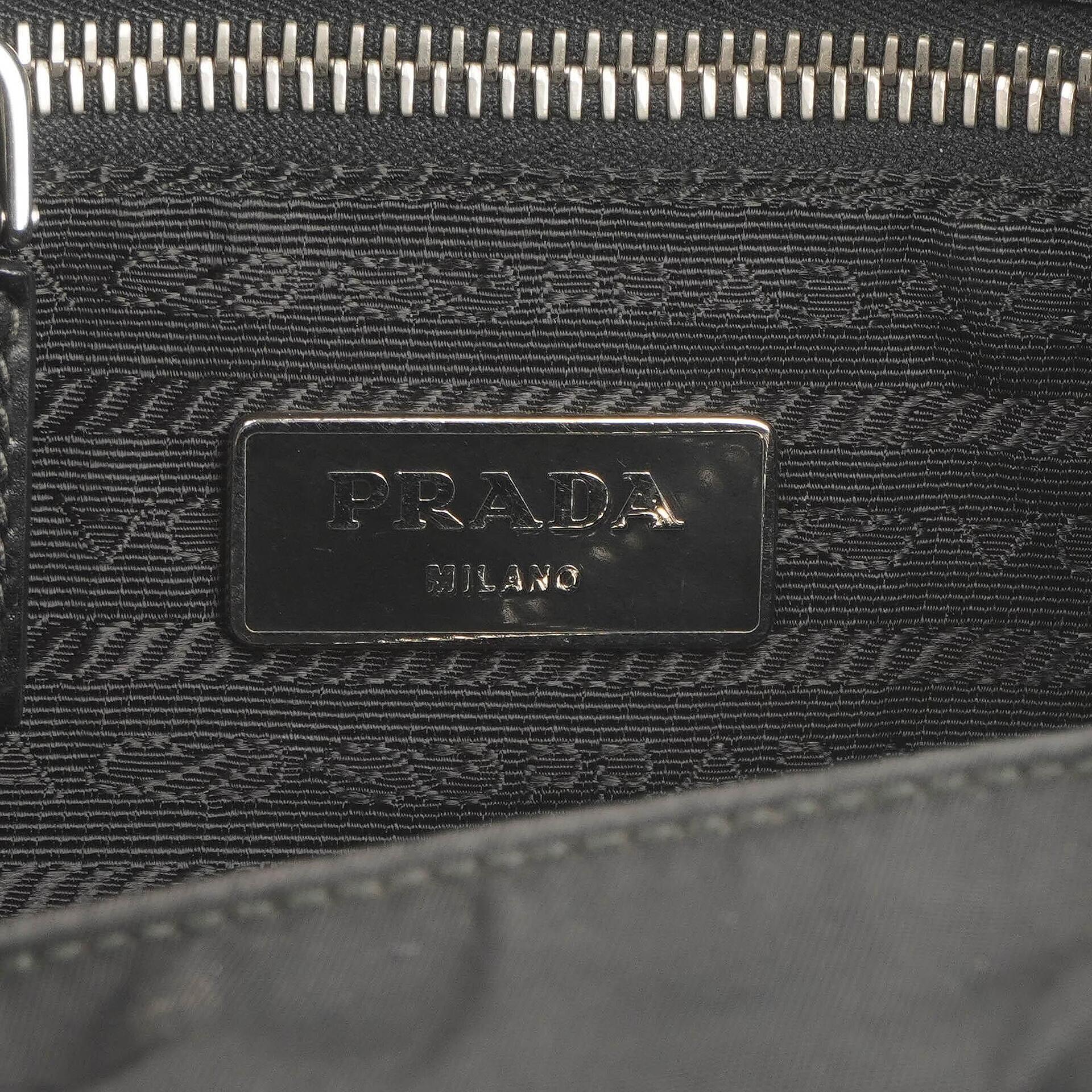 Prada Schultertasche aus schwarzem Tessuto Nylon