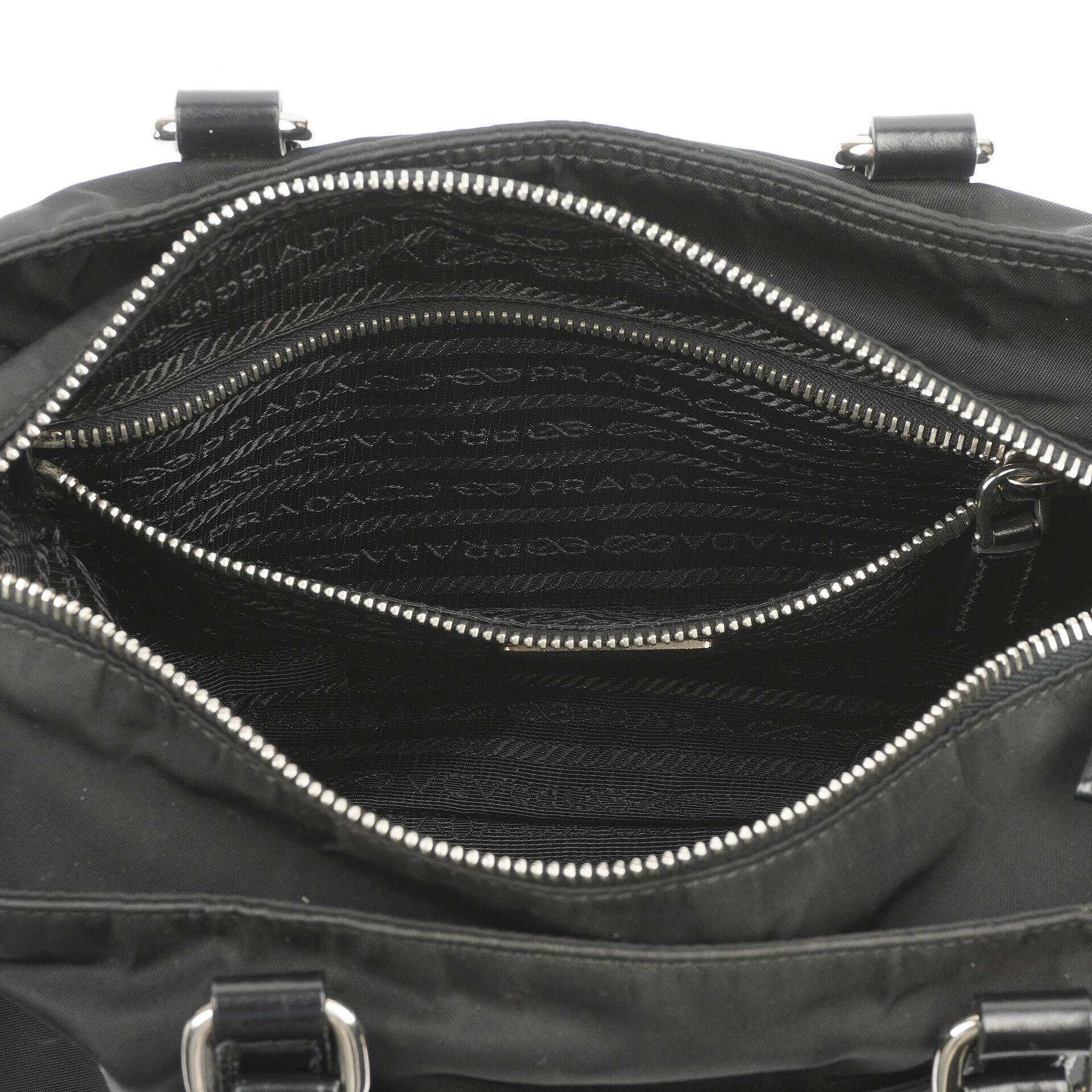 Prada Schultertasche aus schwarzem Tessuto Nylon