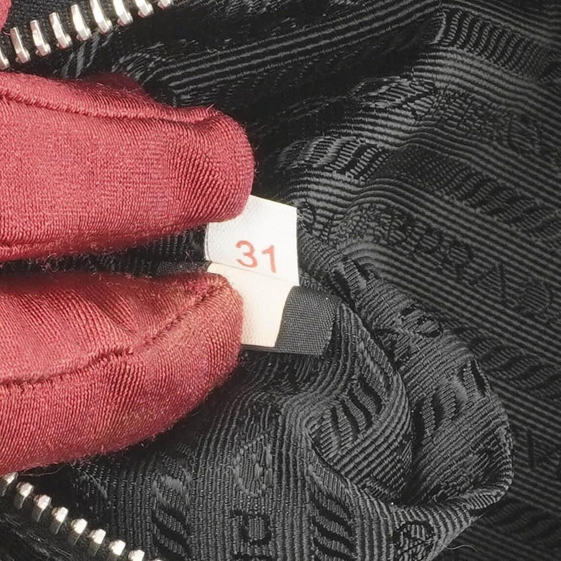 Prada Schultertasche aus schwarzem Tessuto Nylon