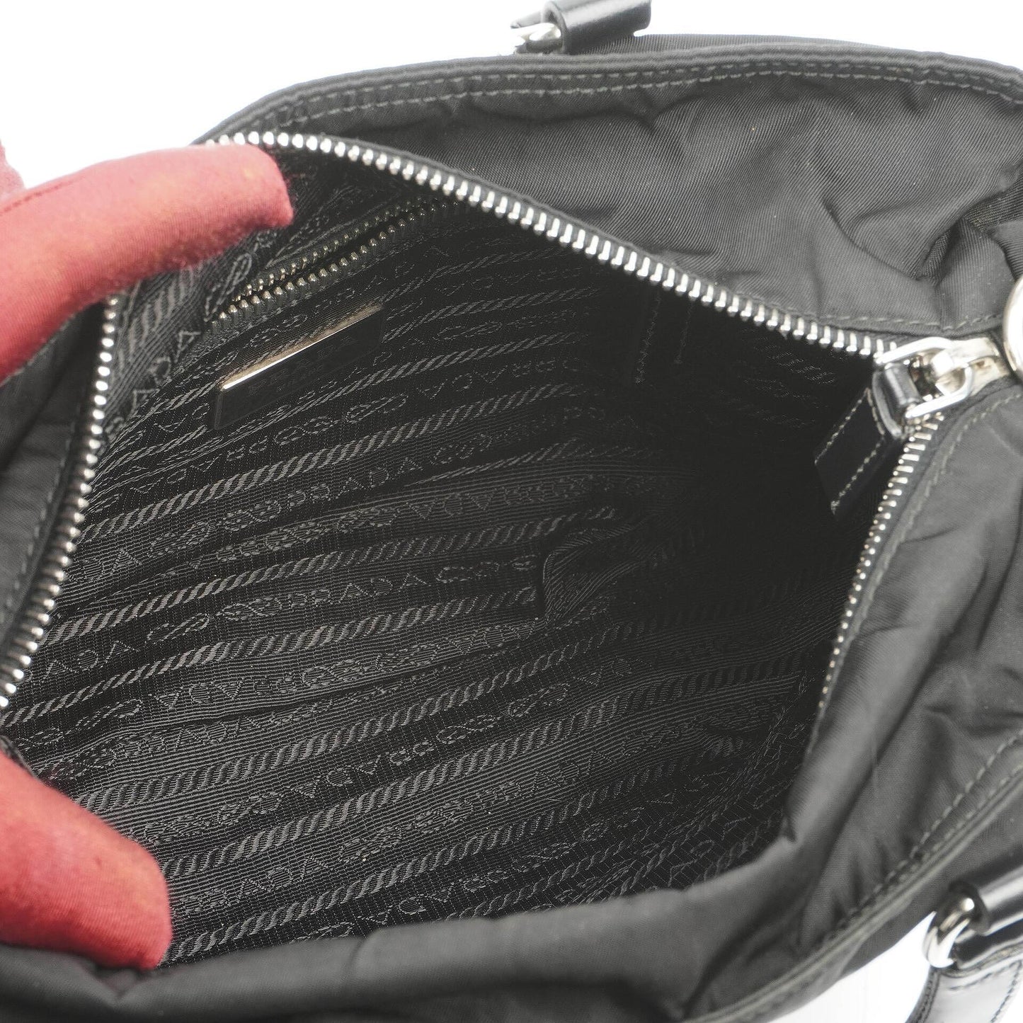 Prada Schultertasche aus schwarzem Tessuto Nylon