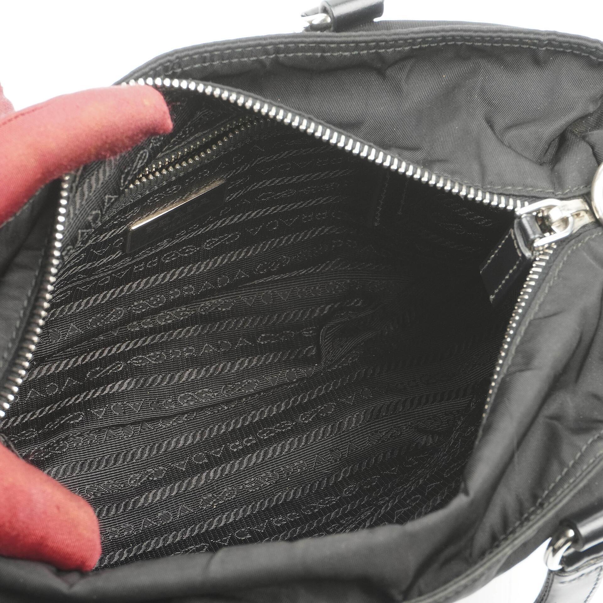Prada Schultertasche aus schwarzem Tessuto Nylon