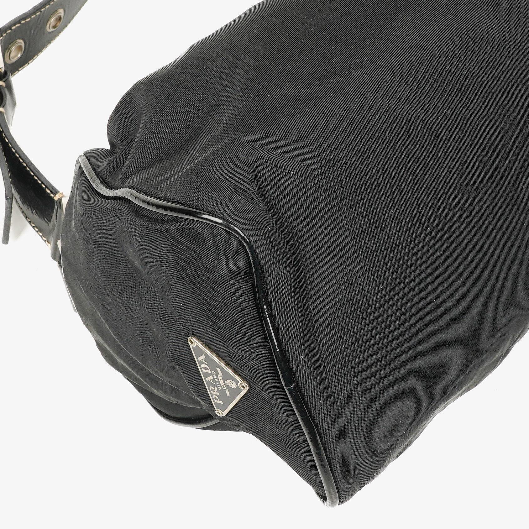 Prada Tessuto Schultertasche in Schwarz