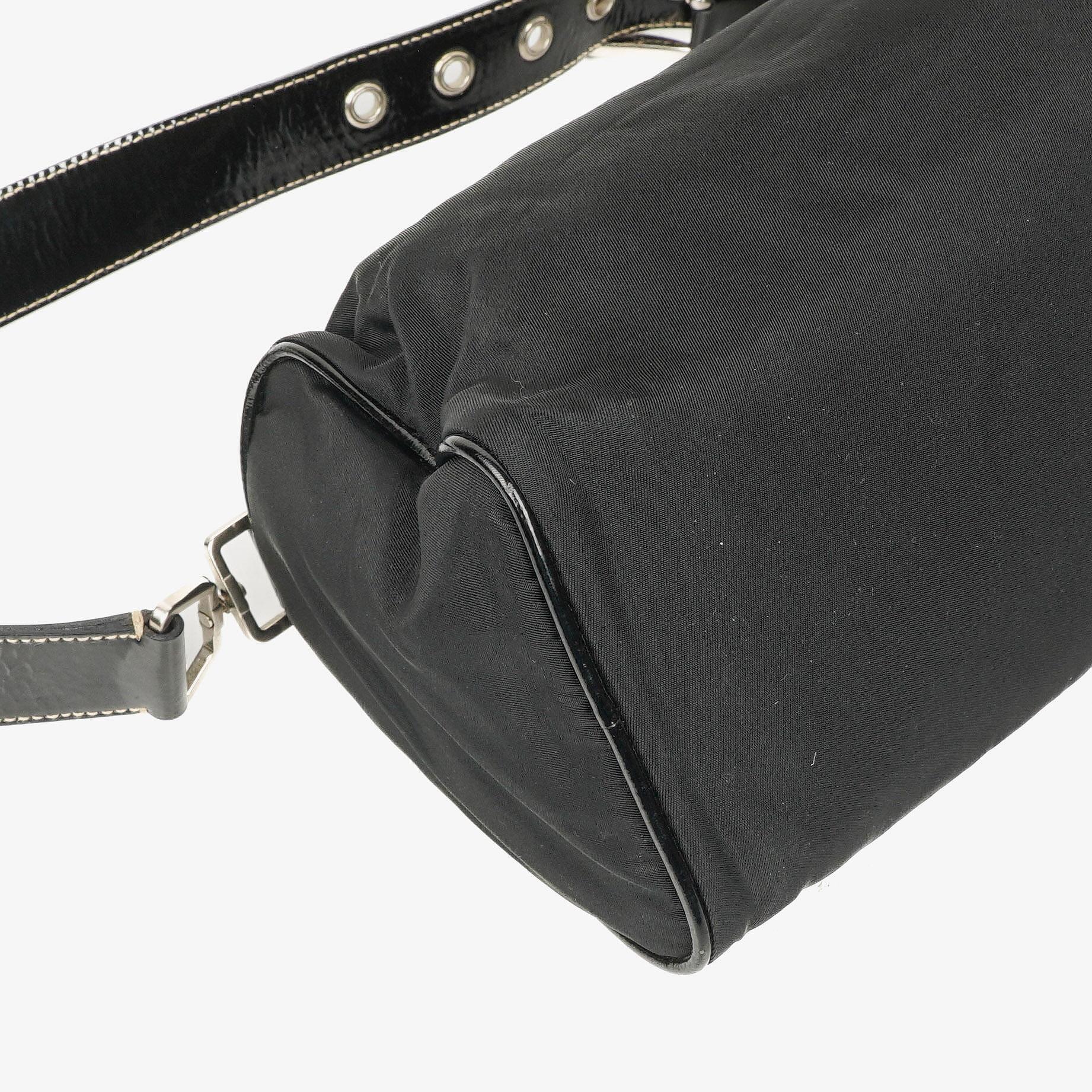 Prada Tessuto Schultertasche in Schwarz