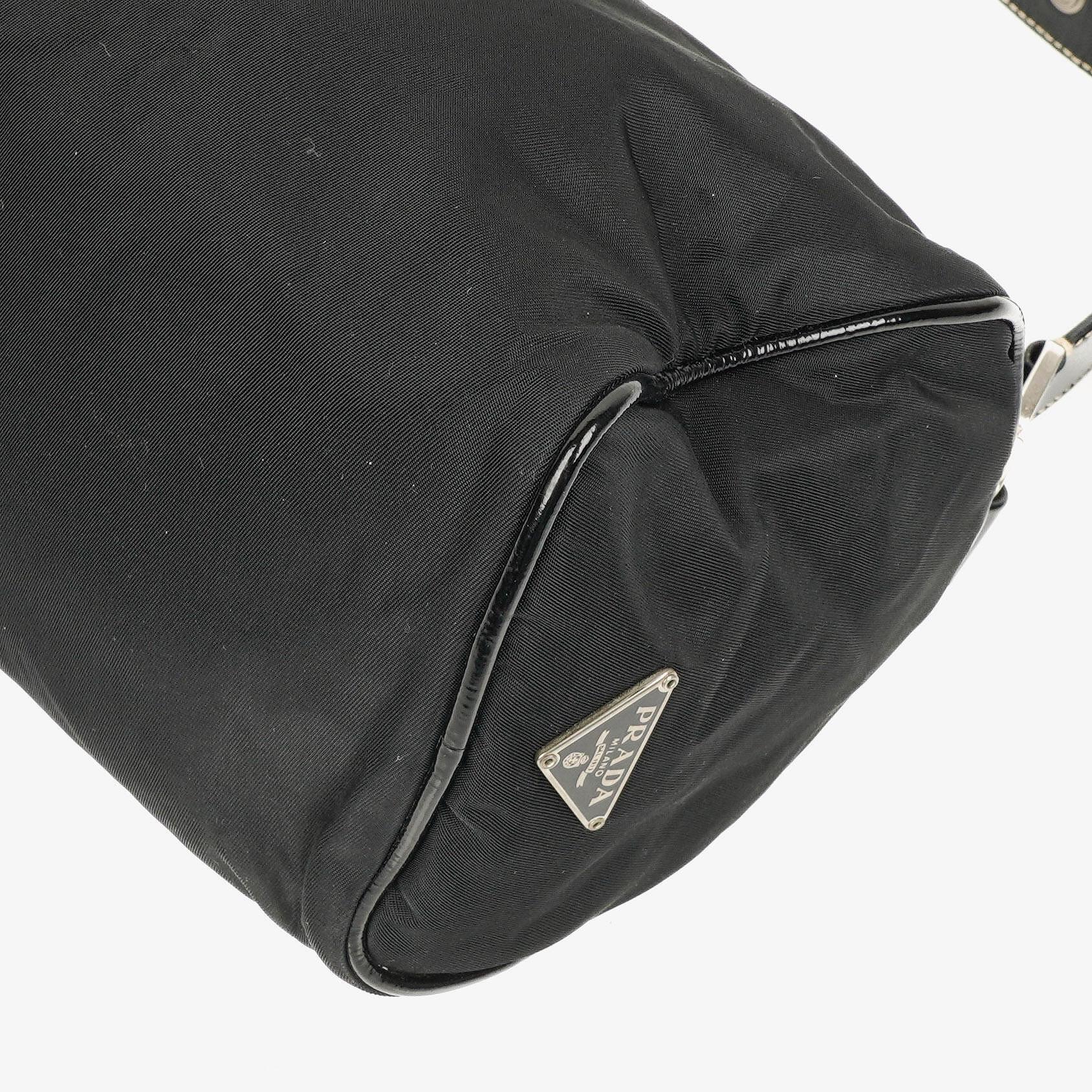 Prada Tessuto Schultertasche in Schwarz