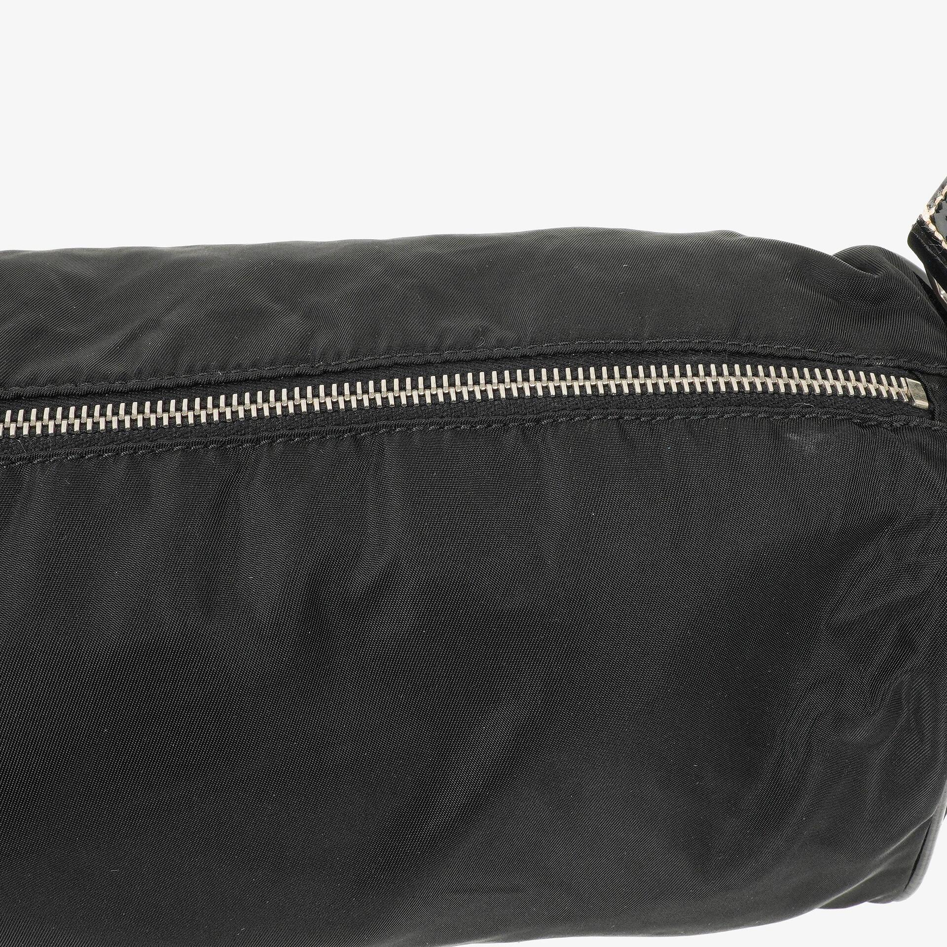 Prada Tessuto Schultertasche in Schwarz