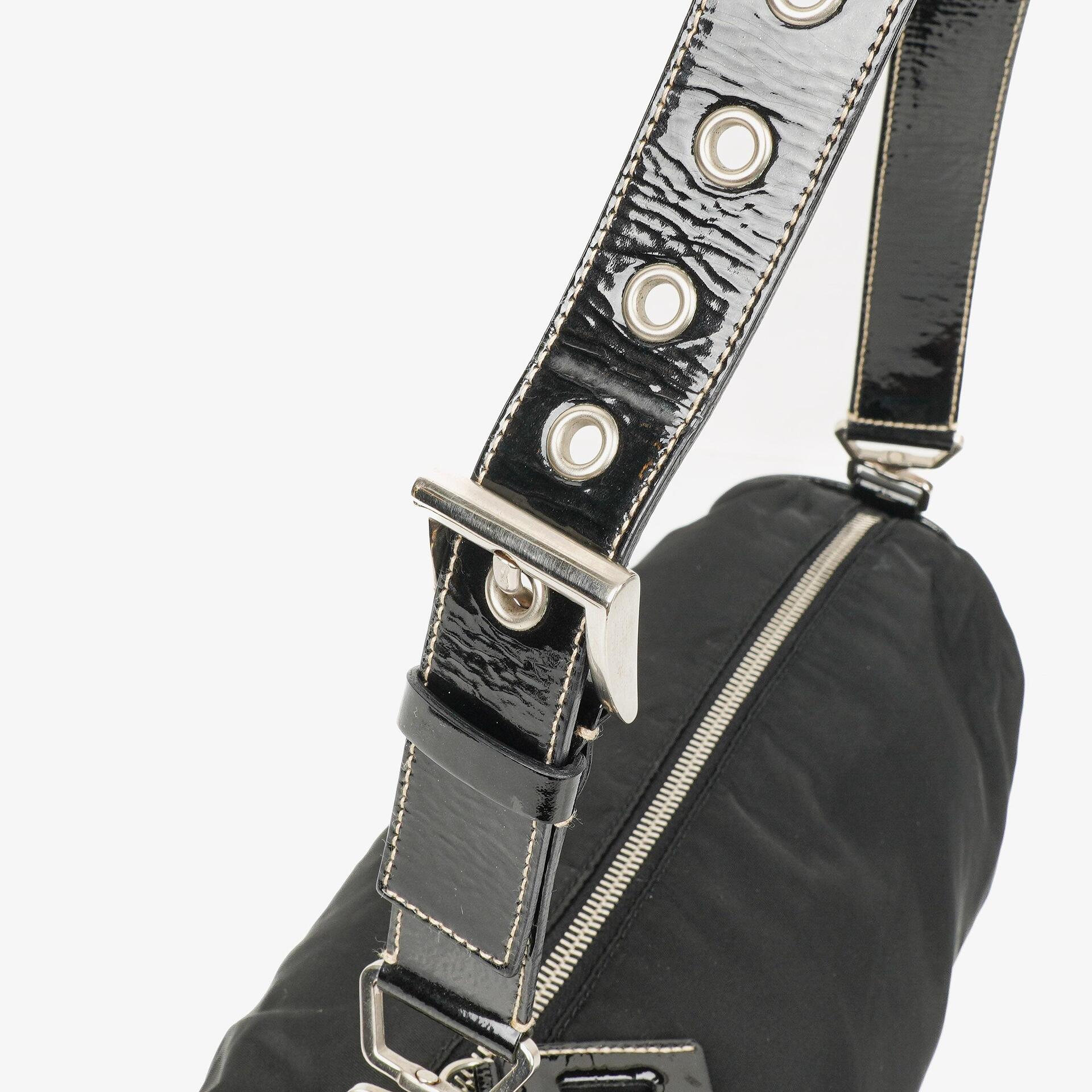 Prada Tessuto Schultertasche in Schwarz