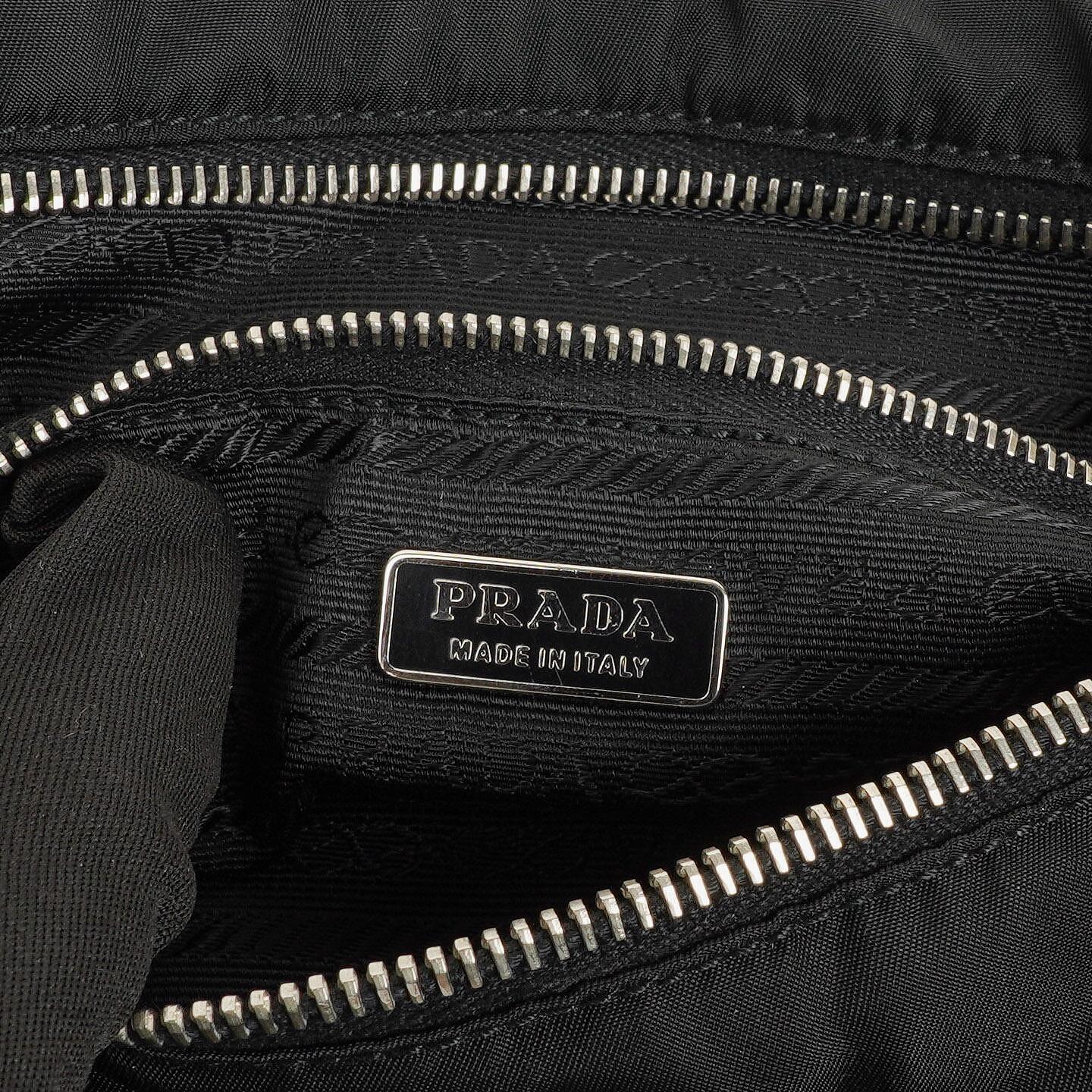 Prada Tessuto Schultertasche in Schwarz