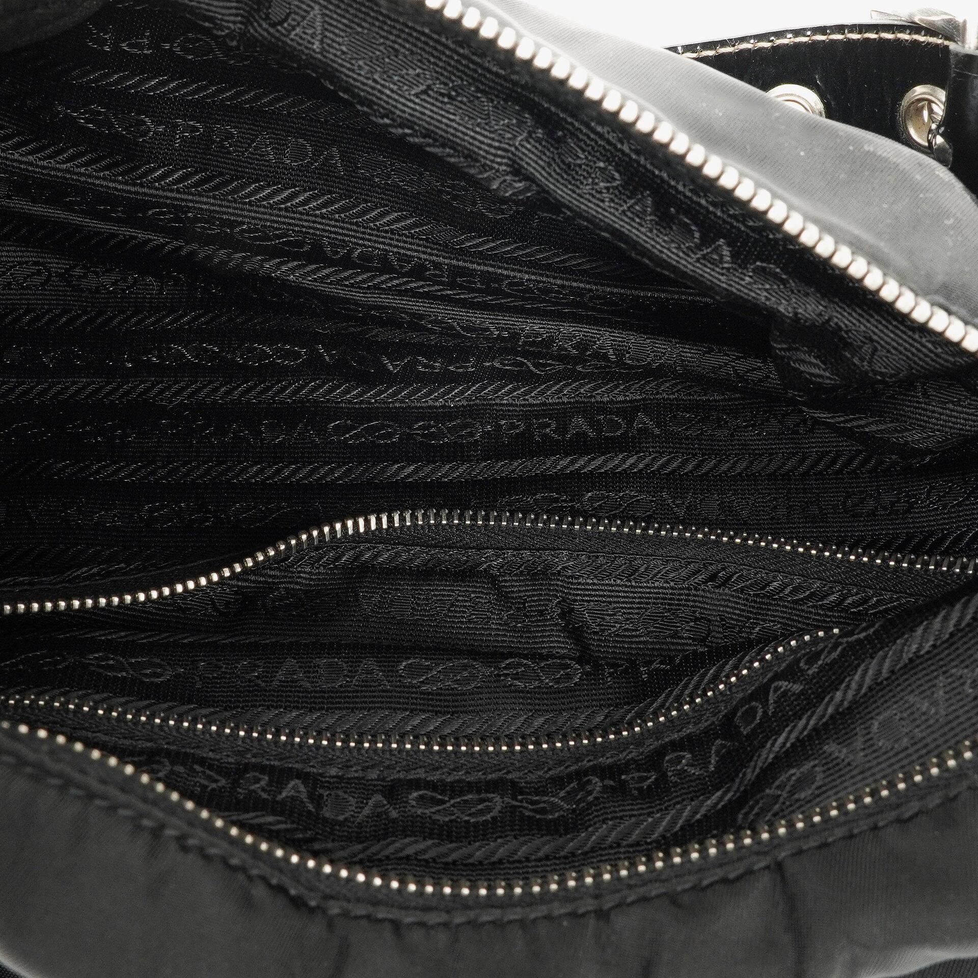 Prada Tessuto Schultertasche in Schwarz