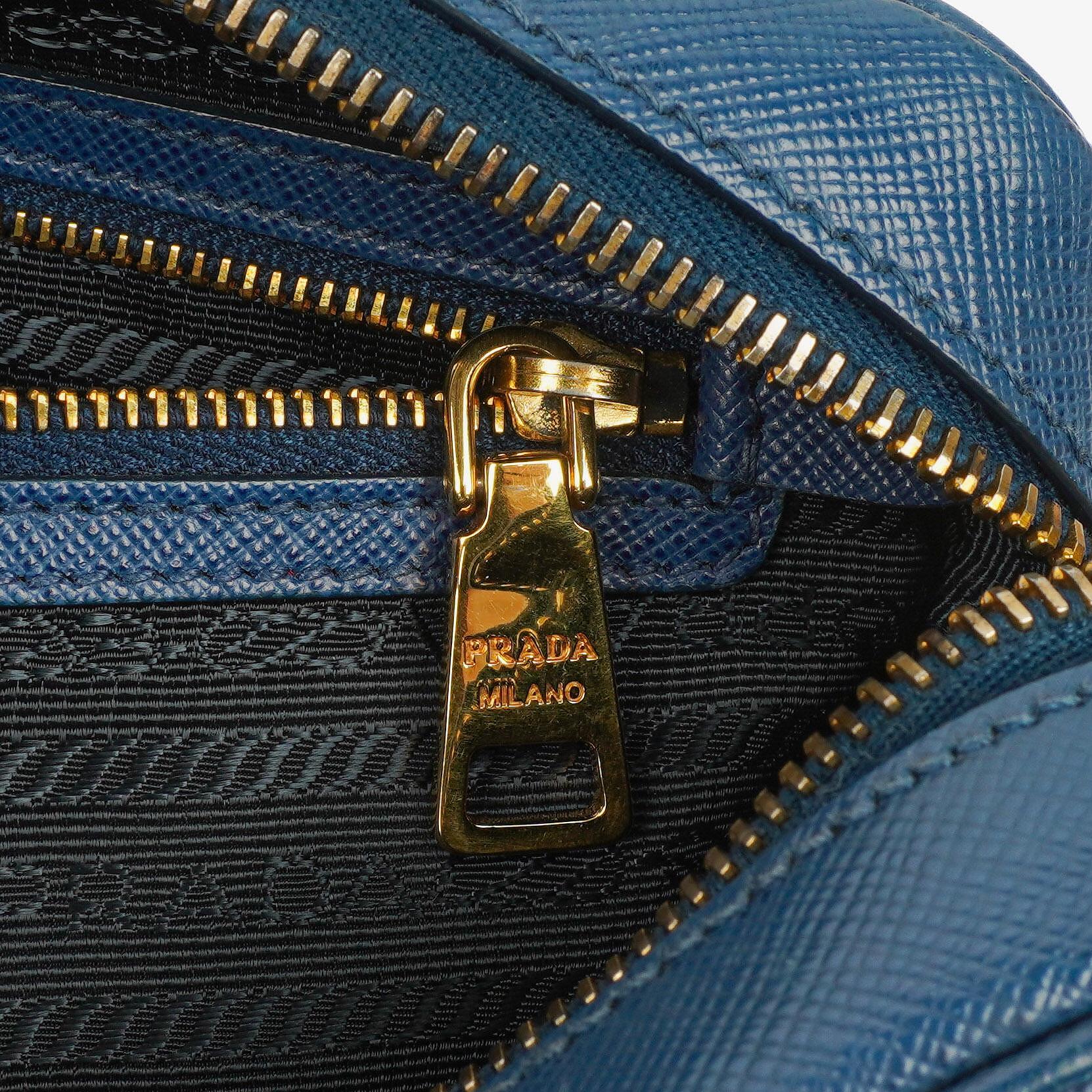 Prada Bleuette Saffiano Lux Umhängetasche mit Doppelreißverschluss