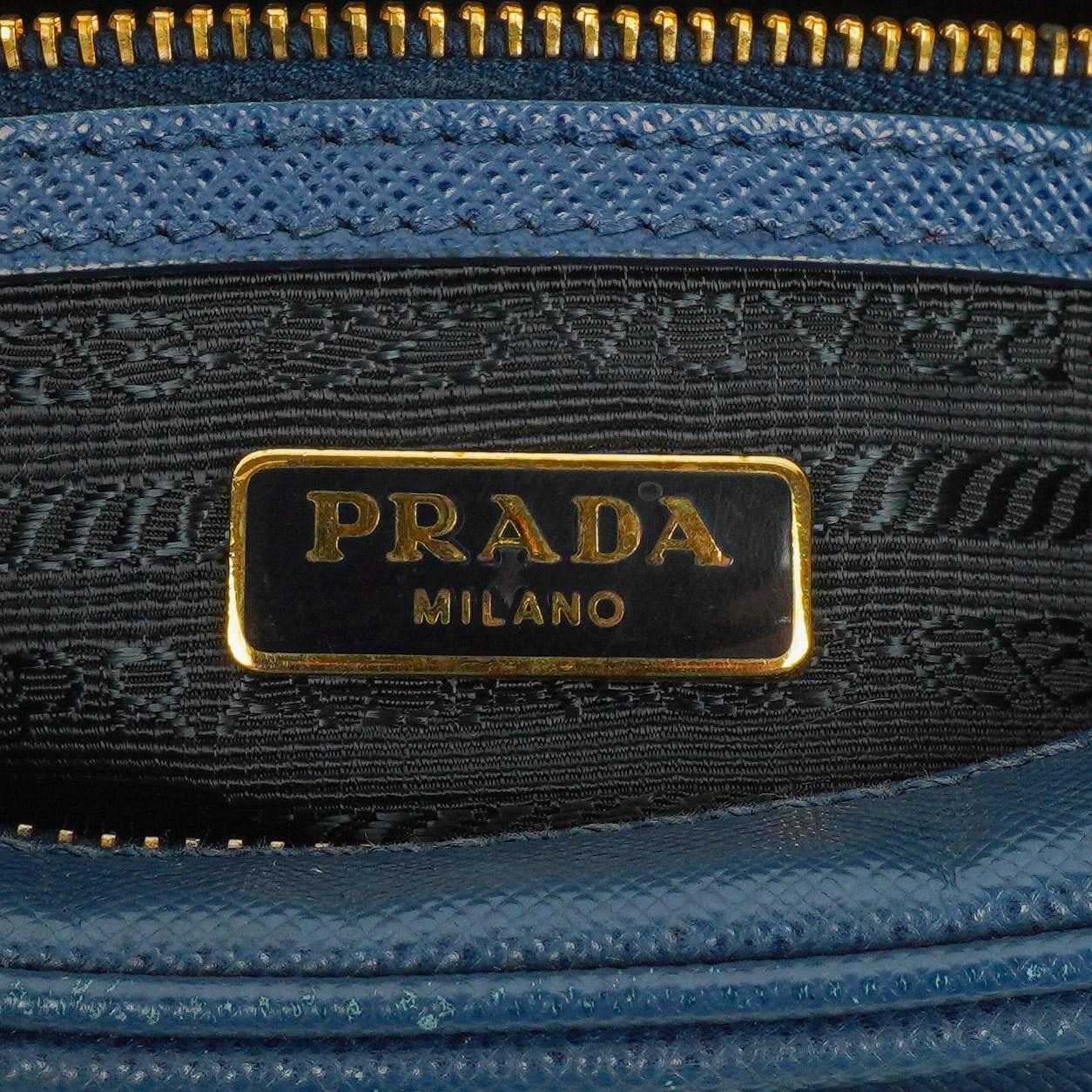 Prada Bleuette Saffiano Lux Umhängetasche mit Doppelreißverschluss