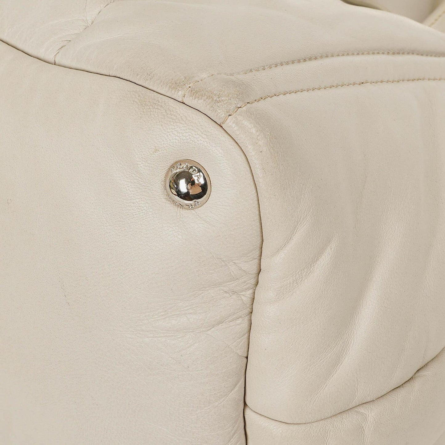 Prada Bomber Talco Top-Handle-Tasche aus gestepptem Nappaleder