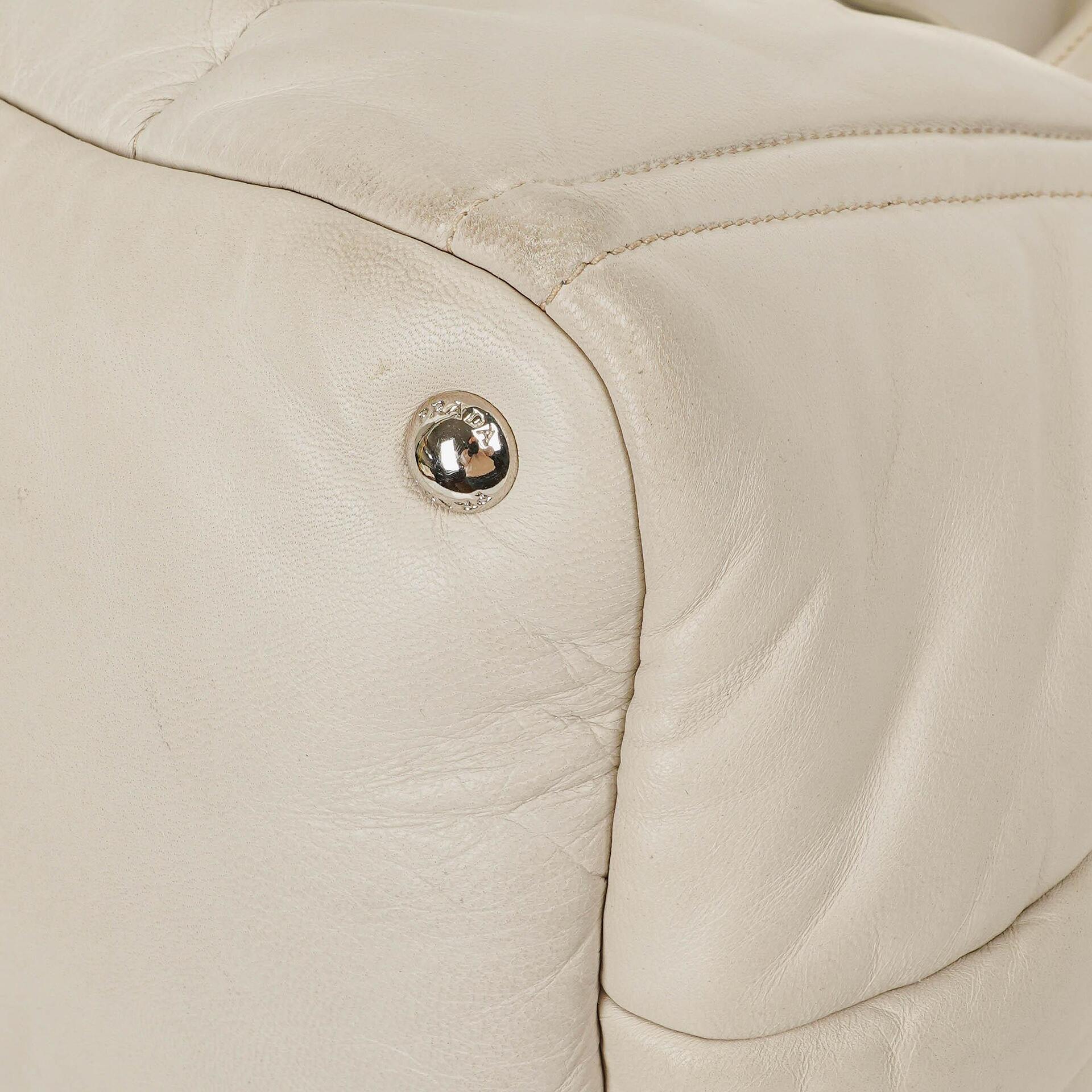 Prada Bomber Talco Top-Handle-Tasche aus gestepptem Nappaleder