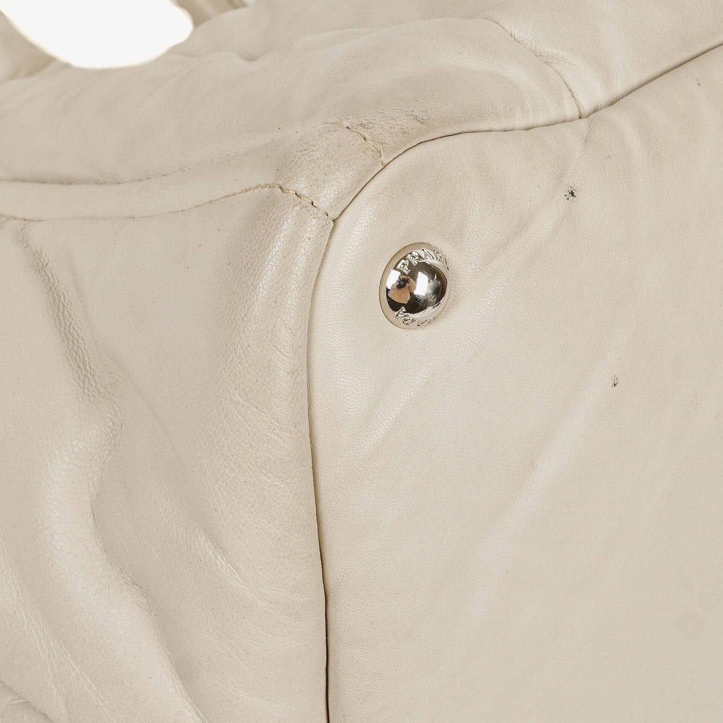 Prada Bomber Talco Top-Handle-Tasche aus gestepptem Nappaleder