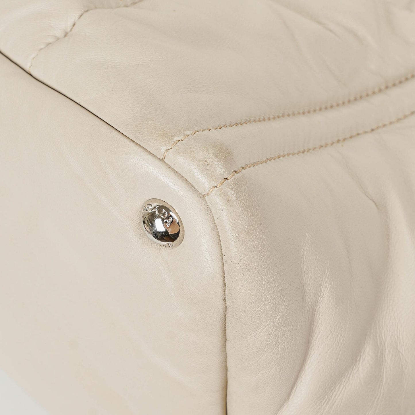 Prada Bomber Talco Top-Handle-Tasche aus gestepptem Nappaleder