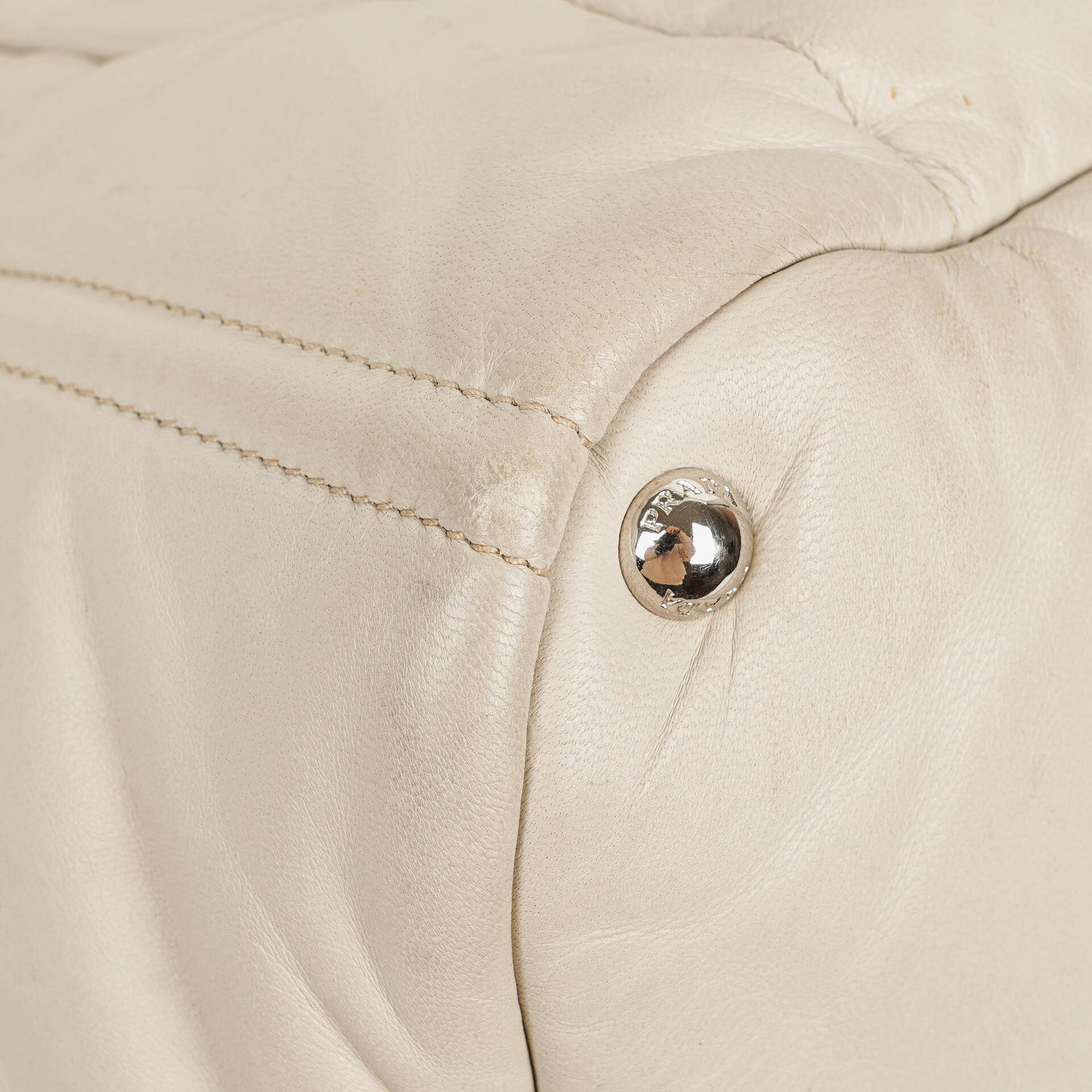 Prada Bomber Talco Top-Handle-Tasche aus gestepptem Nappaleder