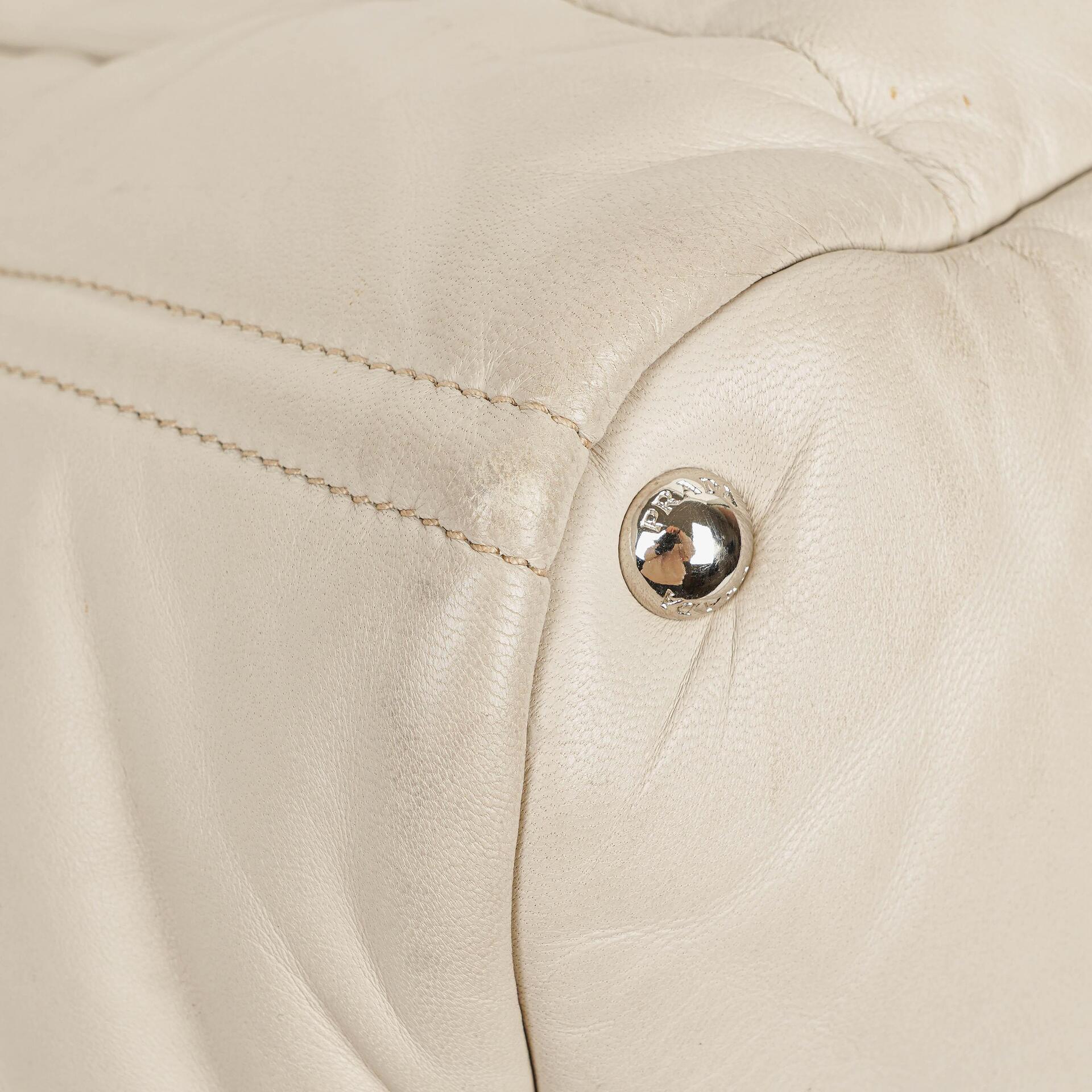 Prada Bomber Talco Top-Handle-Tasche aus gestepptem Nappaleder