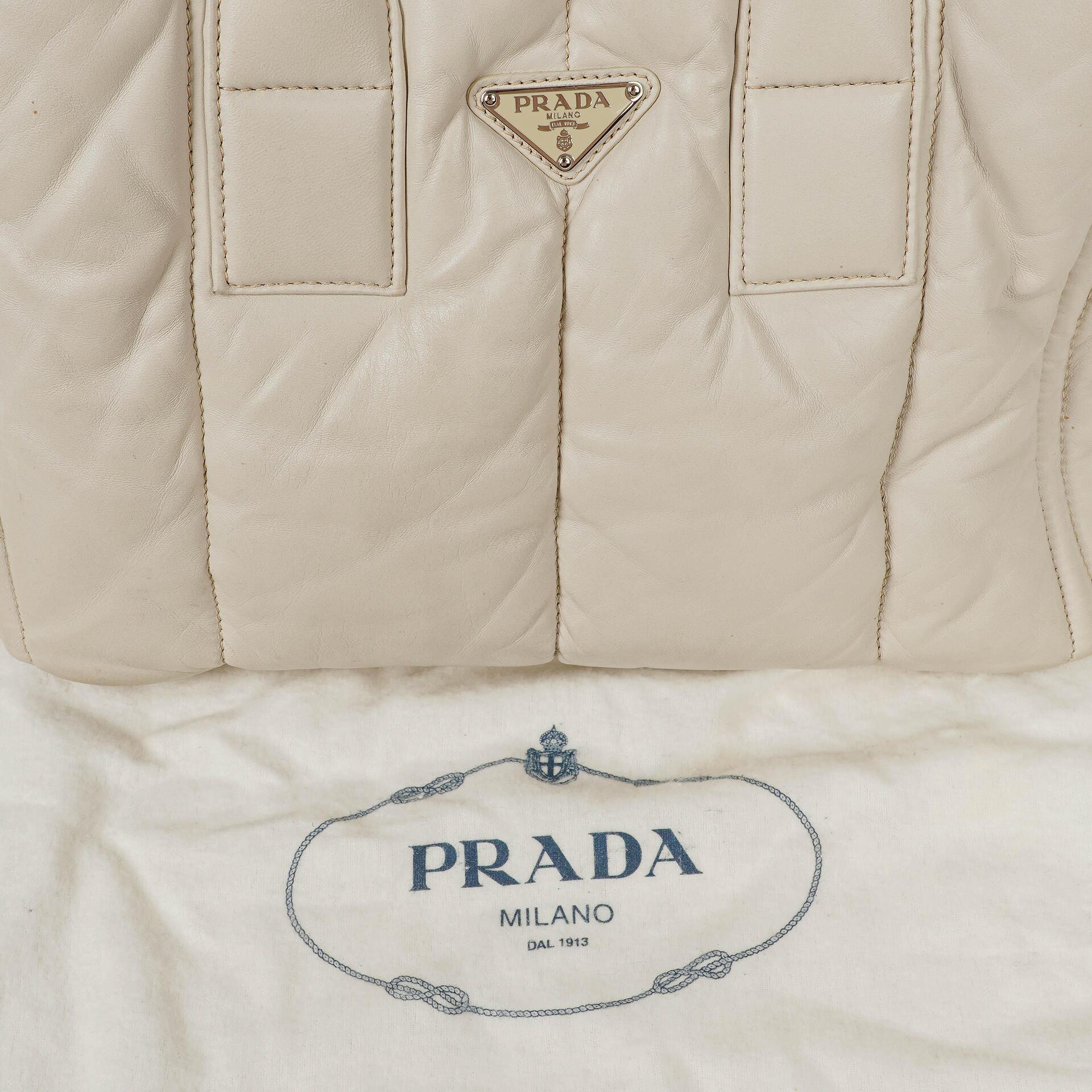 Prada Bomber Talco Top-Handle-Tasche aus gestepptem Nappaleder