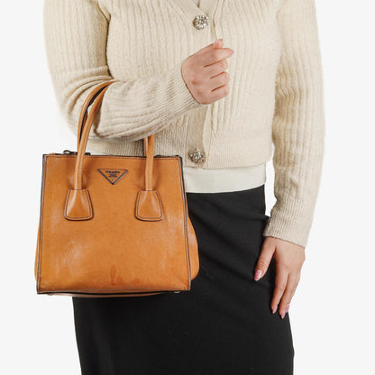 Prada 2-Wege-Handtasche aus Glace Kalbsleder mit Doppelfach