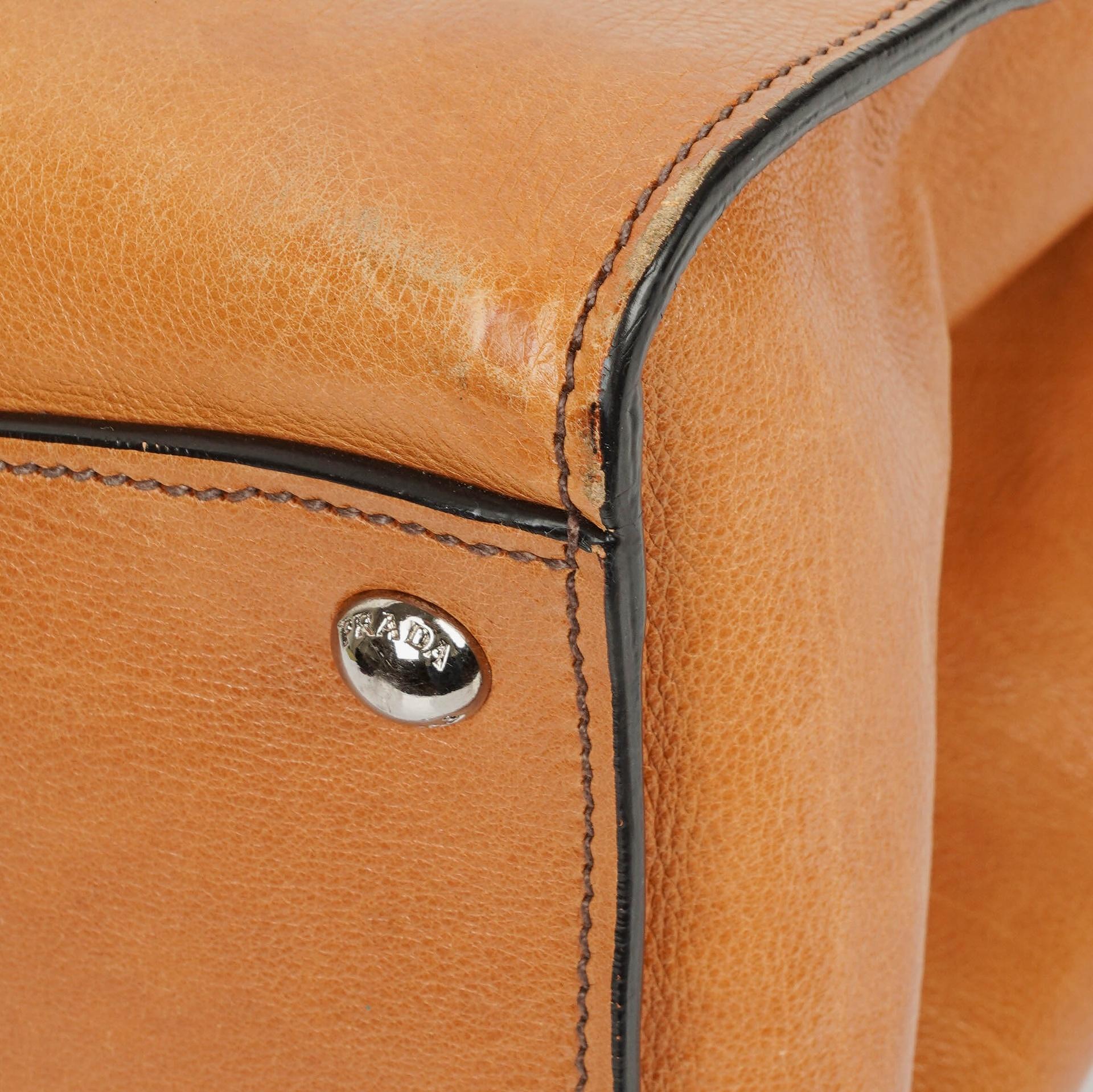 Prada 2-Wege-Handtasche aus Glace Kalbsleder mit Doppelfach