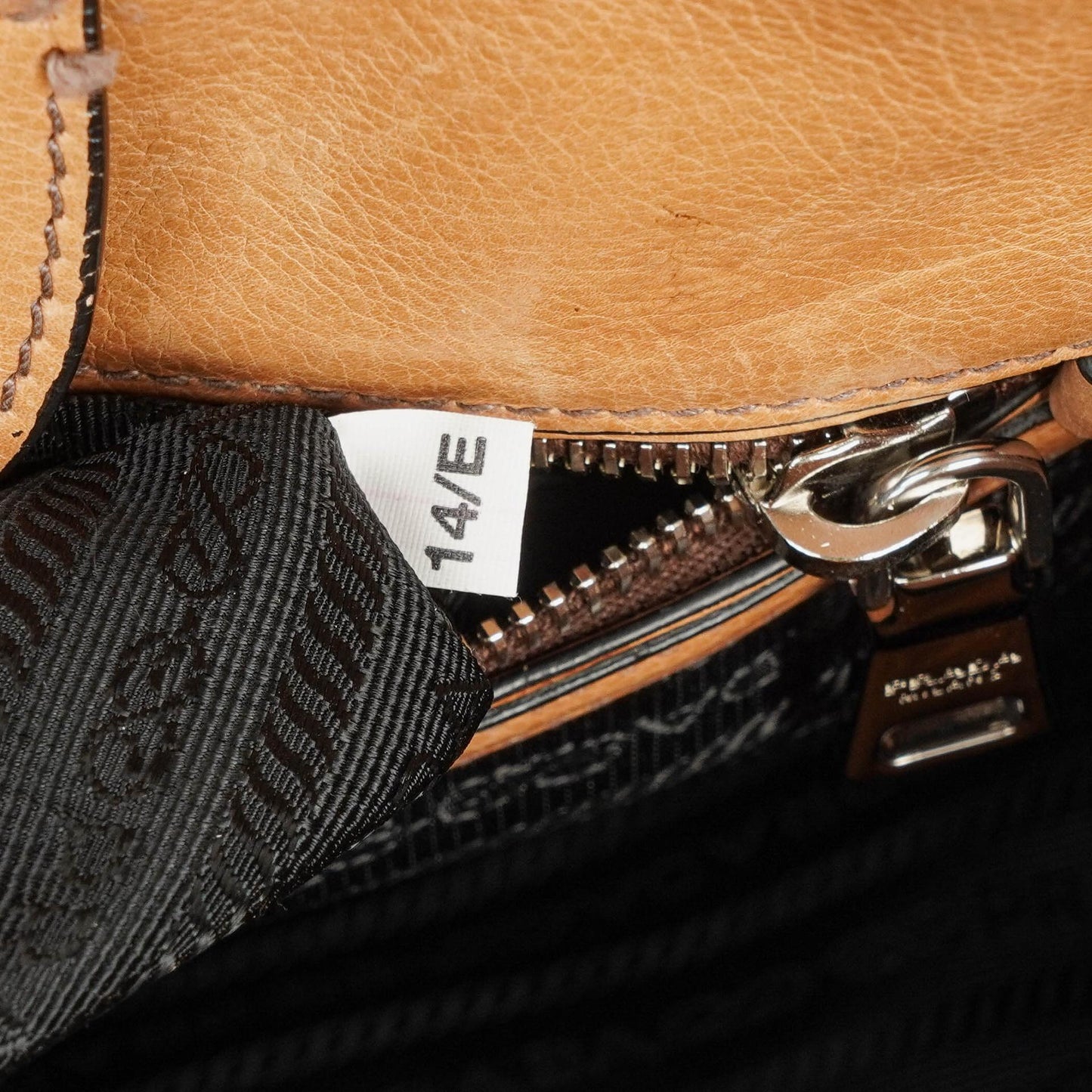 Prada 2-Wege-Handtasche aus Glace Kalbsleder mit Doppelfach