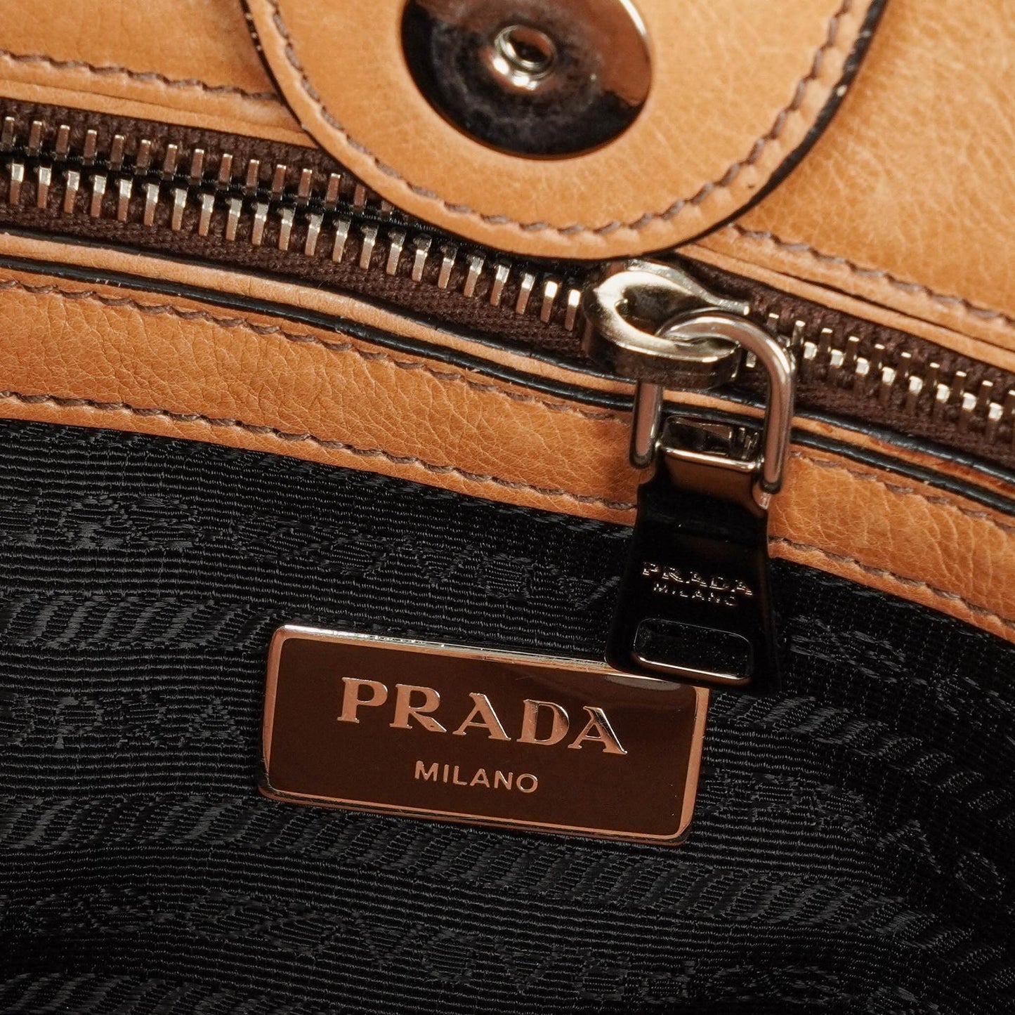 Prada 2-Wege-Handtasche aus Glace Kalbsleder mit Doppelfach