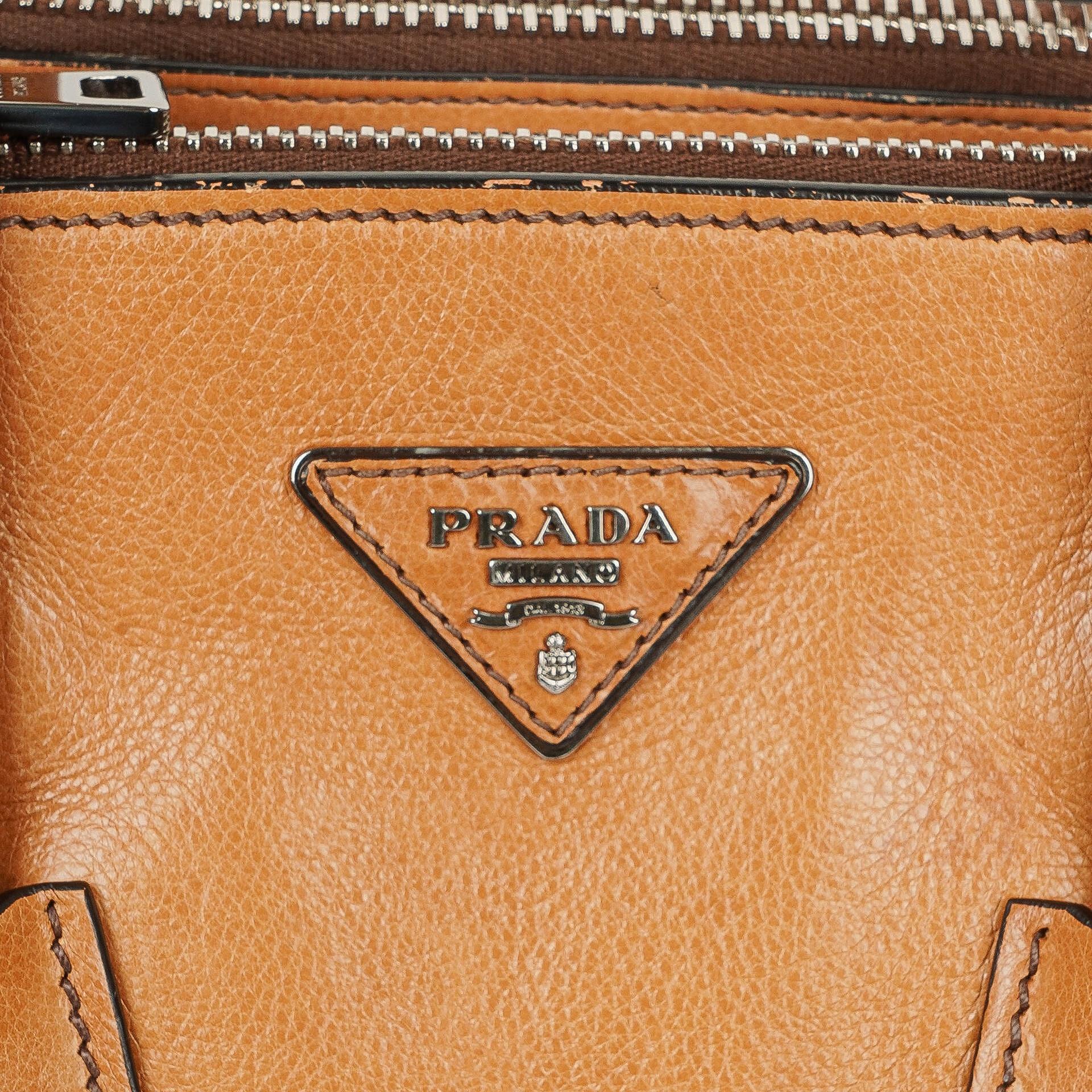 Prada 2-Wege-Handtasche aus Glace Kalbsleder mit Doppelfach