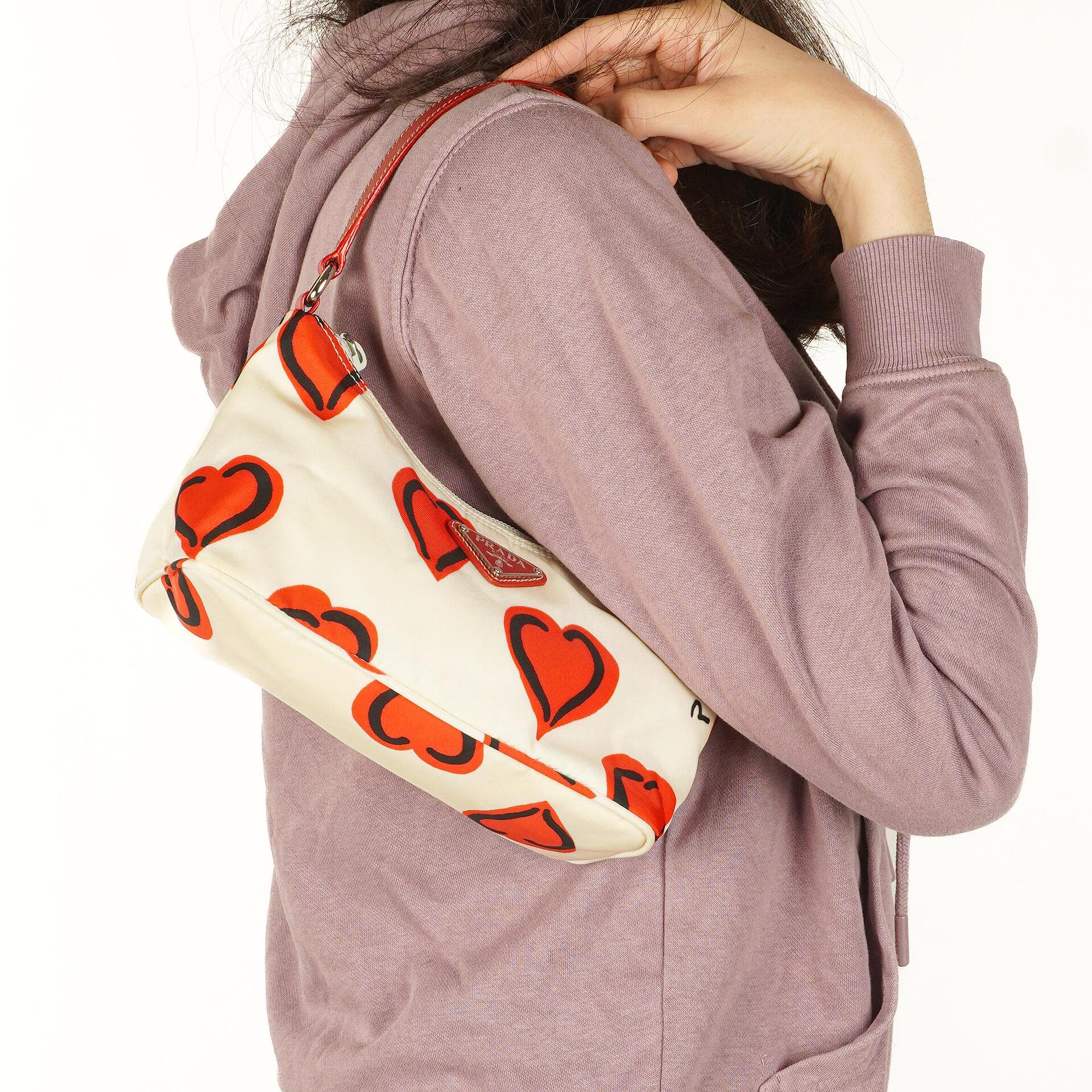 Prada Heart Schultertasche aus Nylon Tessuto