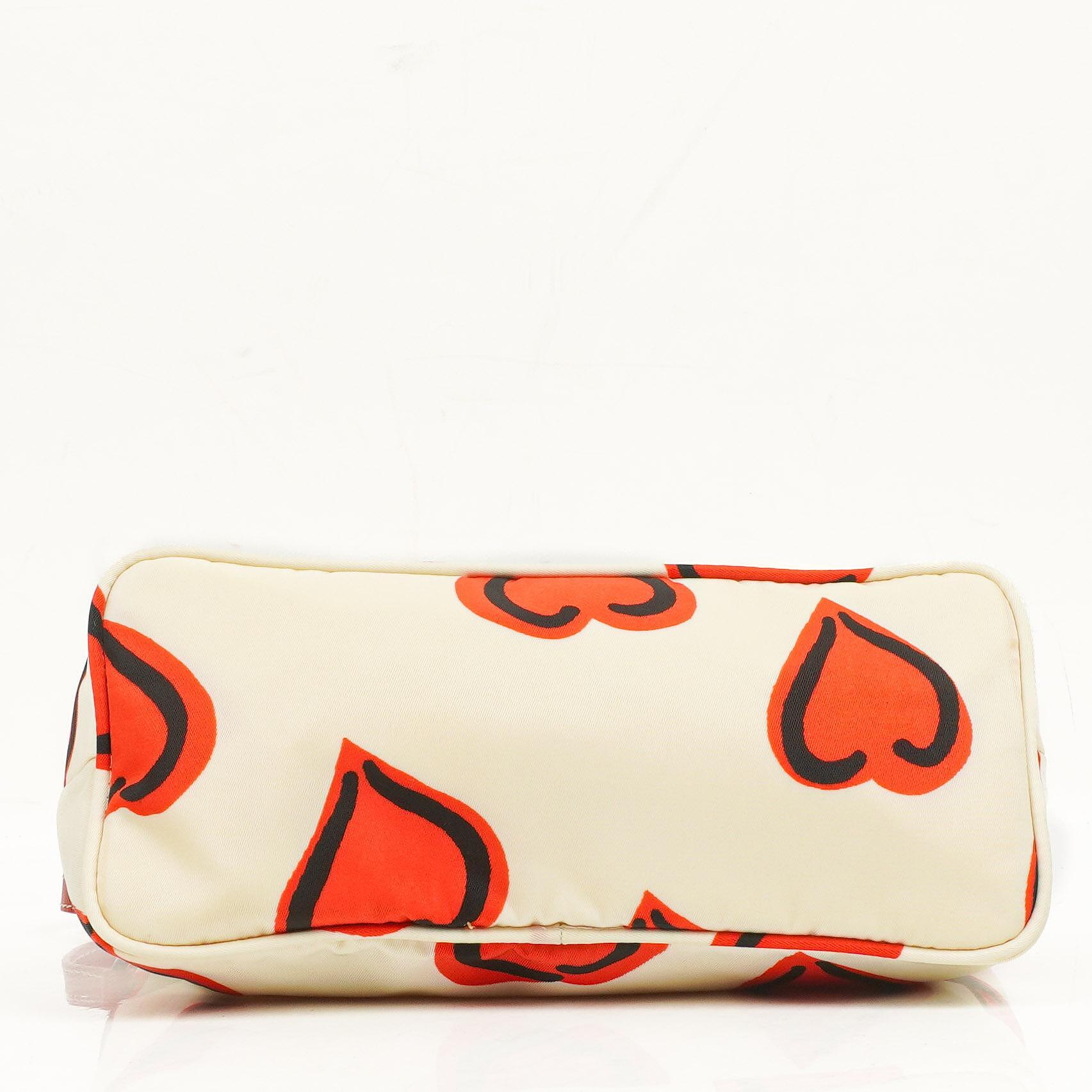 Prada Heart Schultertasche aus Nylon Tessuto