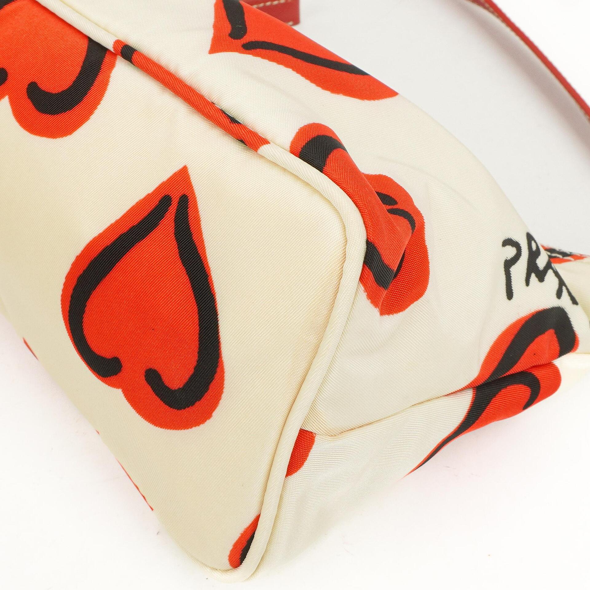 Prada Heart Schultertasche aus Nylon Tessuto