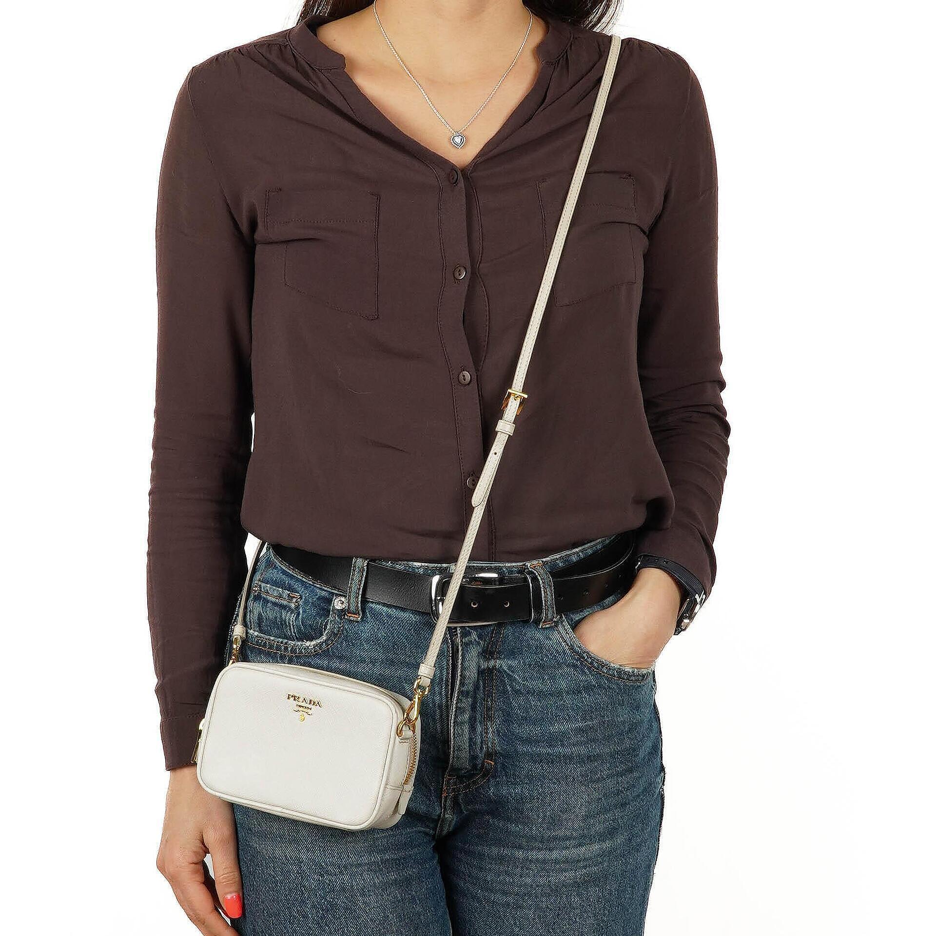 Prada Mini Camera Umhängetasche aus Talco Saffiano Leder