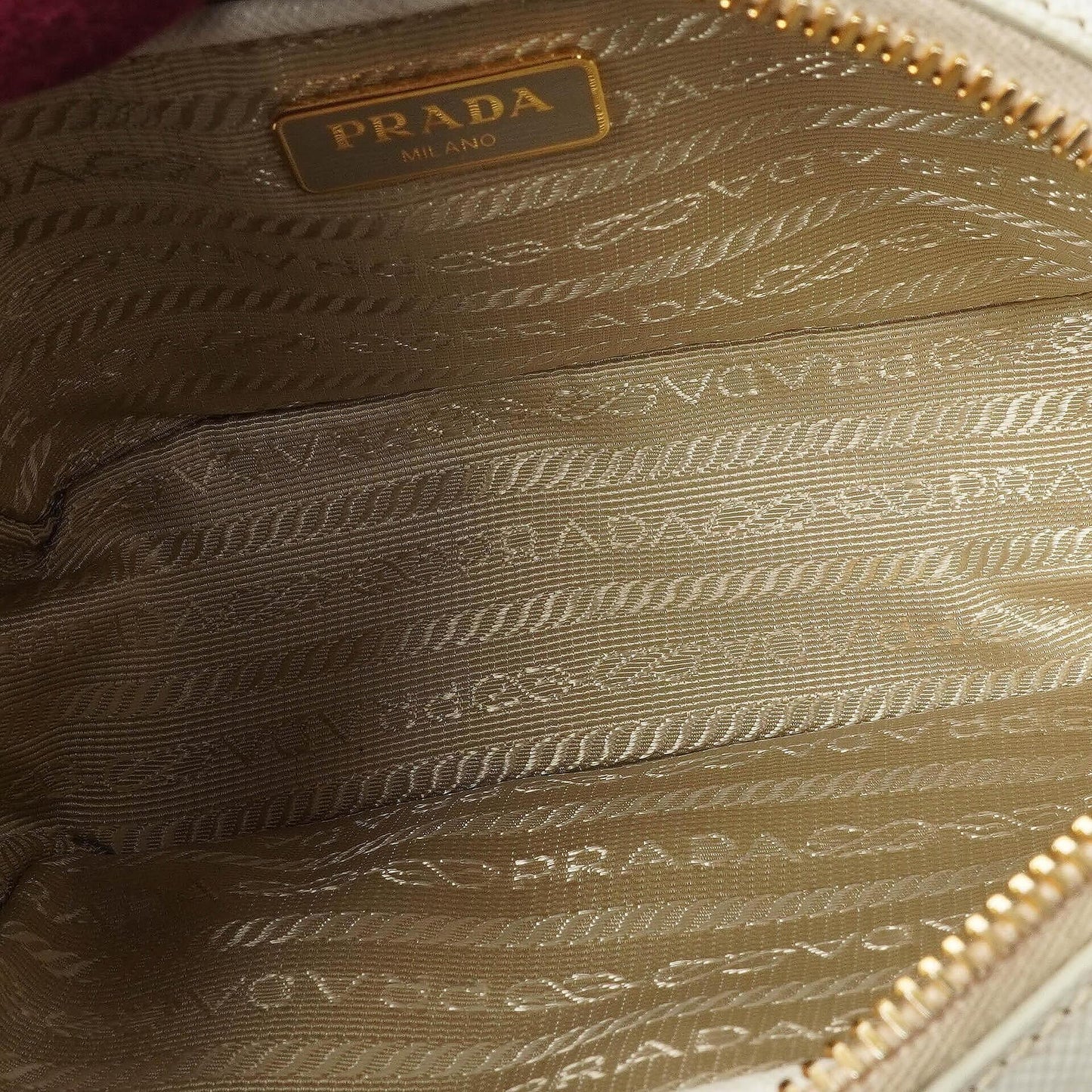 Prada Mini Camera Umhängetasche aus Talco Saffiano Leder