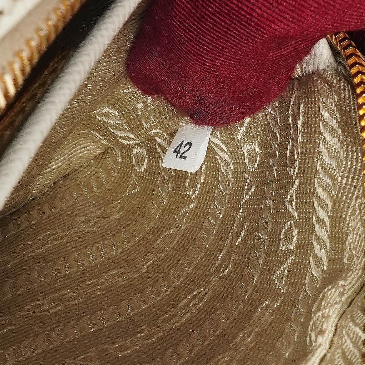 Prada Mini Camera Umhängetasche aus Talco Saffiano Leder