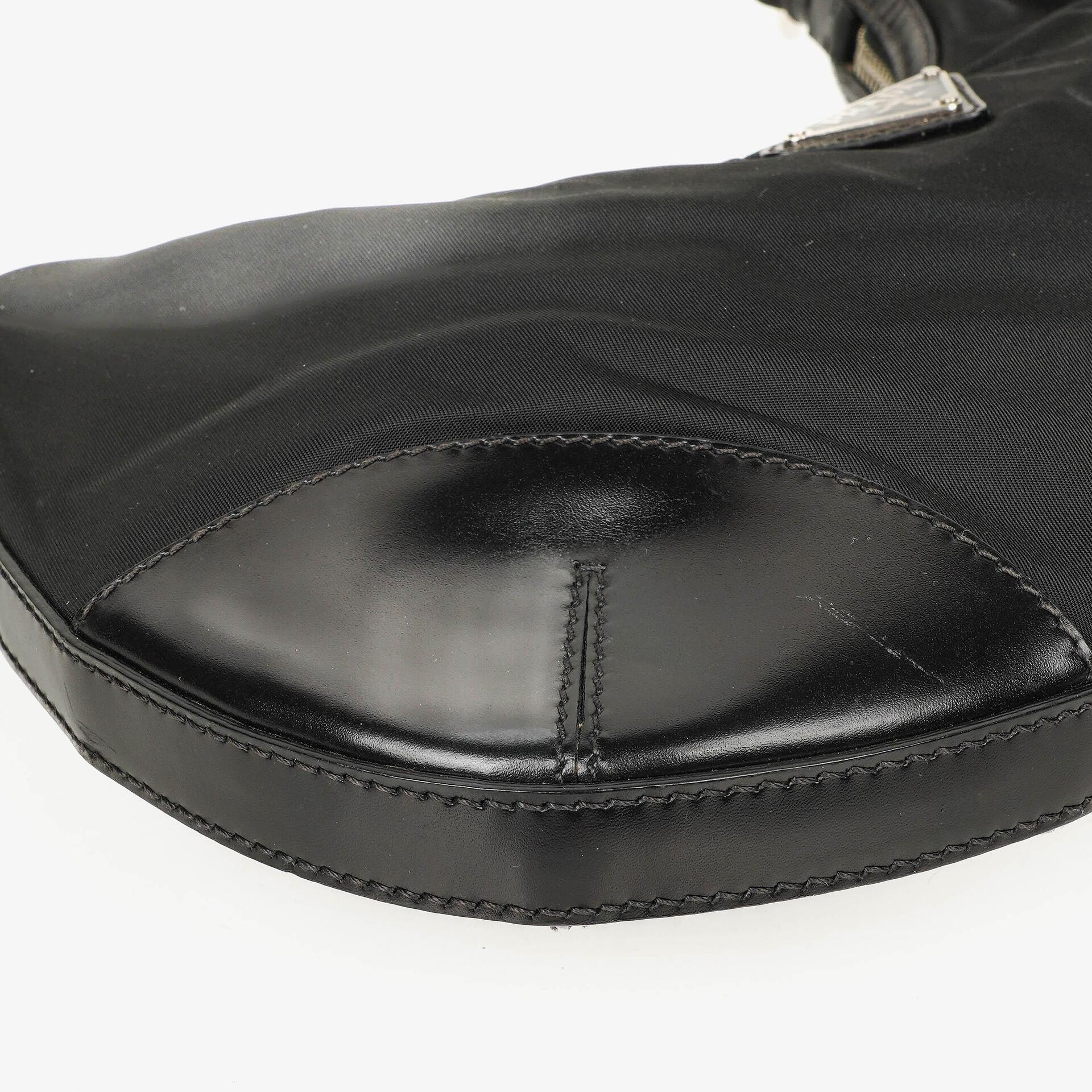 Prada Nero Tessuto leichte Schultertasche aus Nylon