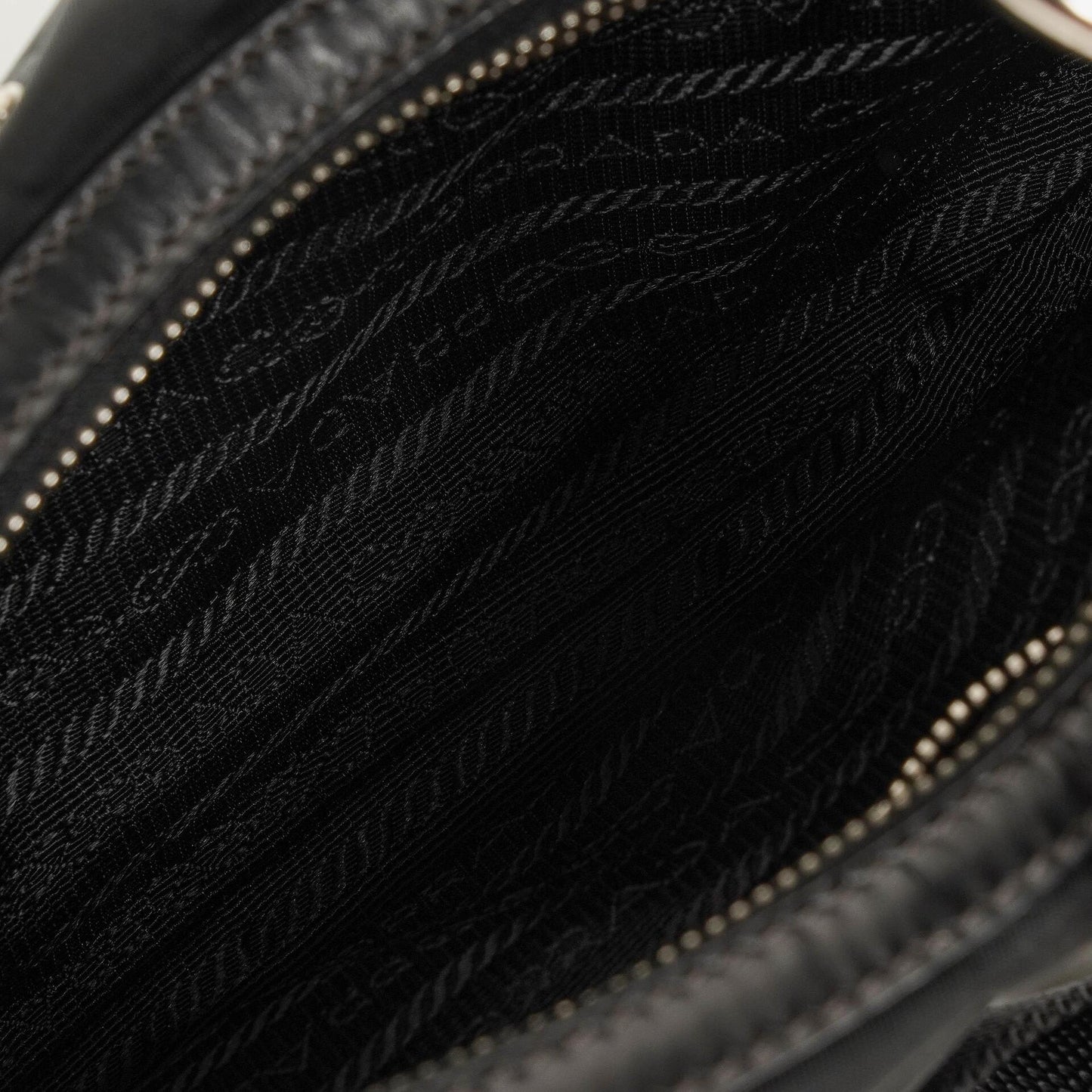 Prada Nero Tessuto leichte Schultertasche aus Nylon