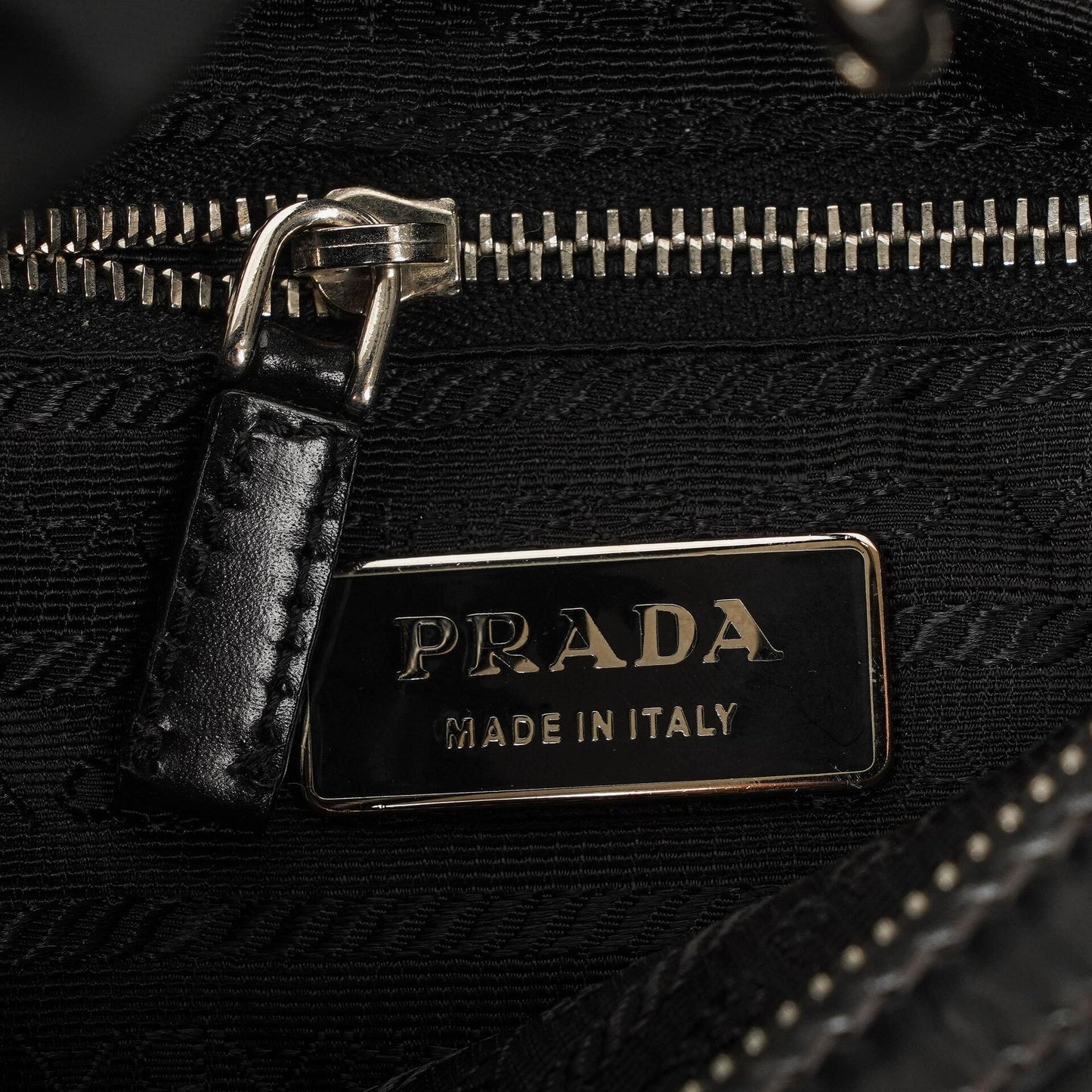 Prada Nero Tessuto leichte Schultertasche aus Nylon