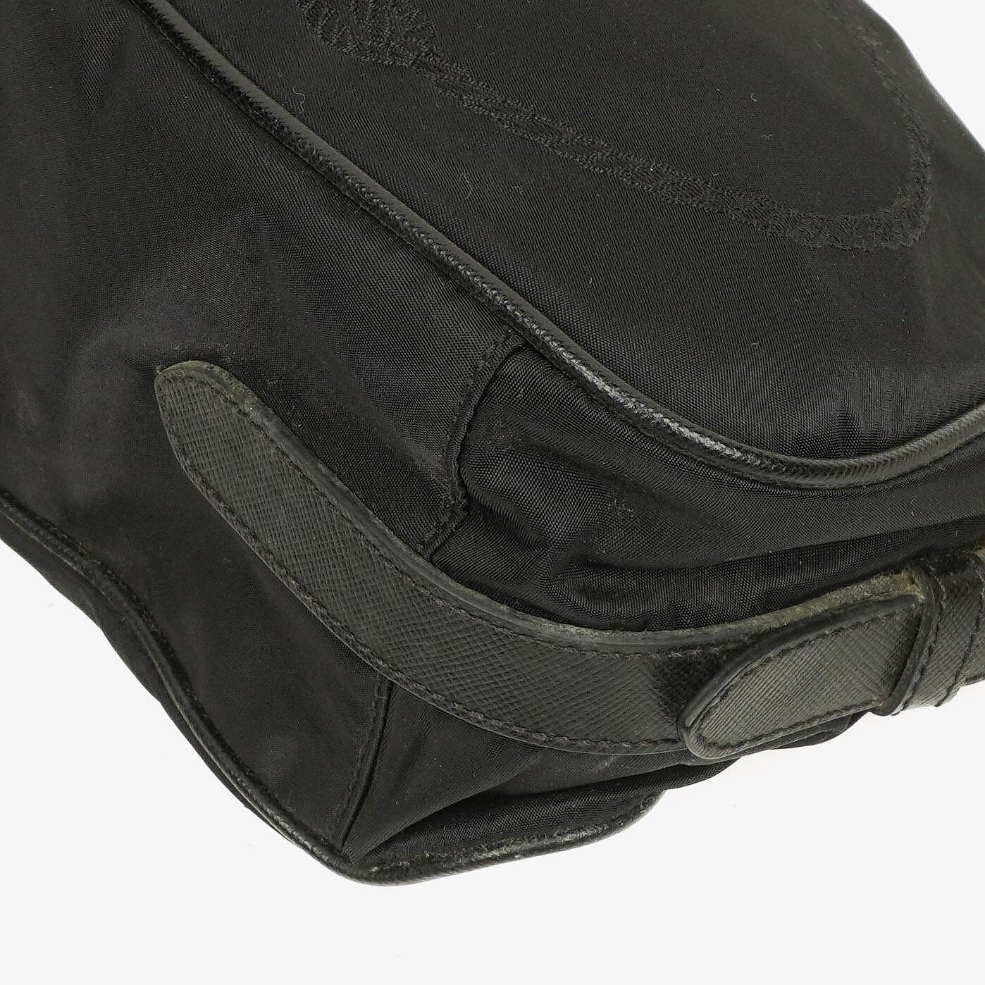 Prada Tessuto Schultertasche aus schwarzem Nylon mit Jacquard-Logo