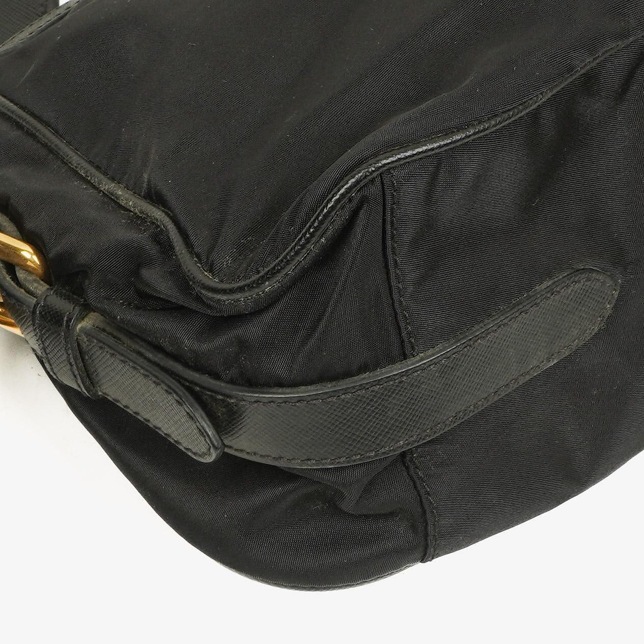 Prada Tessuto Schultertasche aus schwarzem Nylon mit Jacquard-Logo