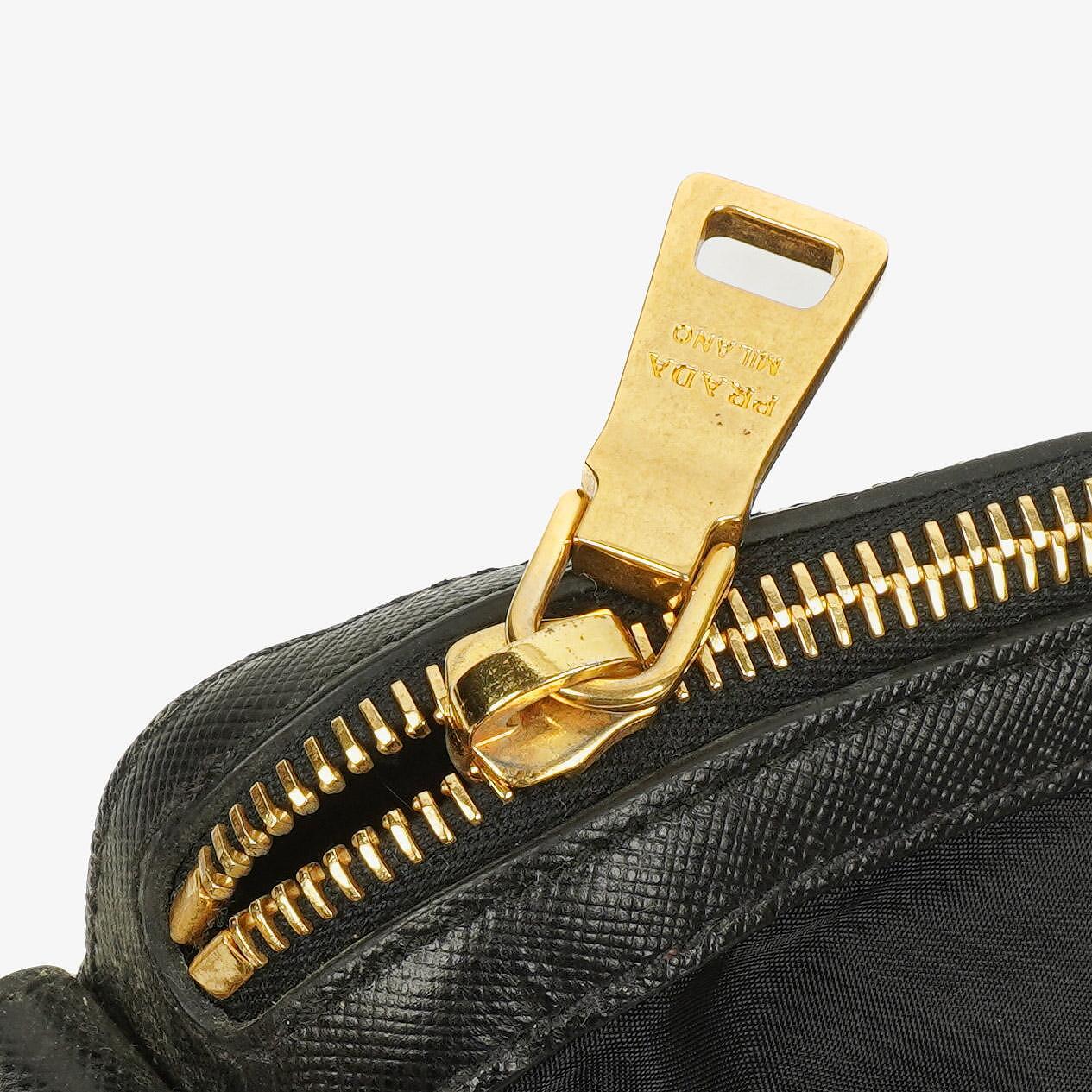 Prada Tessuto Schultertasche aus schwarzem Nylon mit Jacquard-Logo