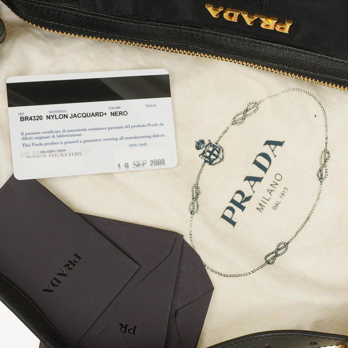 Prada Tessuto Schultertasche aus schwarzem Nylon mit Jacquard-Logo