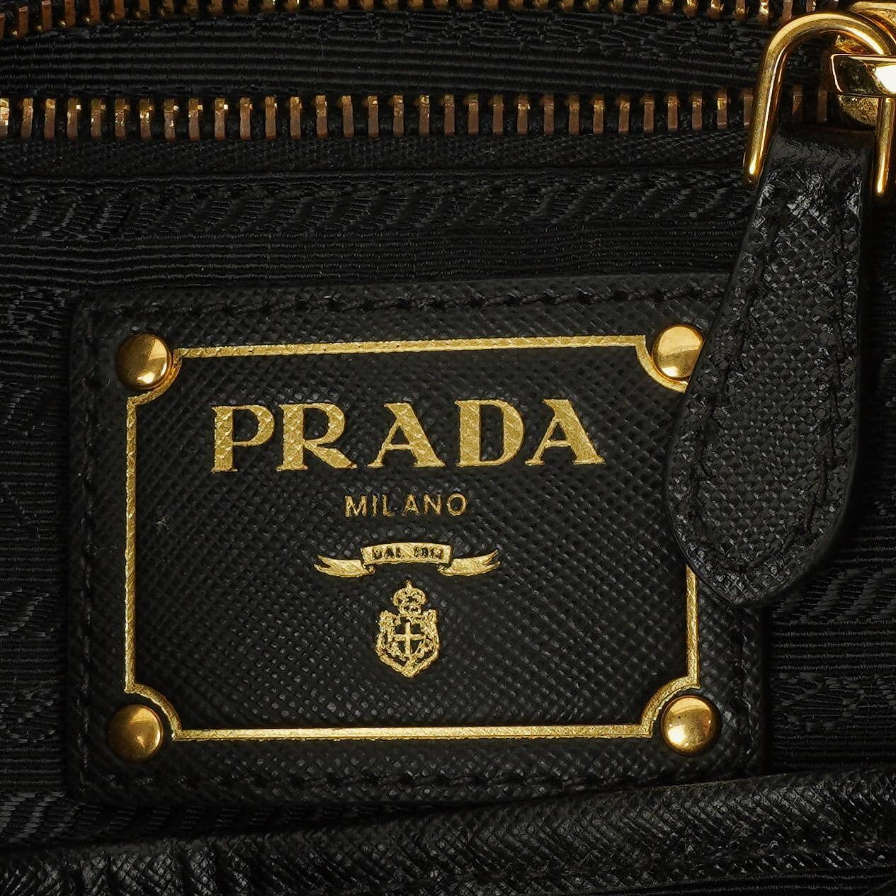 Prada Tessuto Schultertasche aus schwarzem Nylon mit Jacquard-Logo