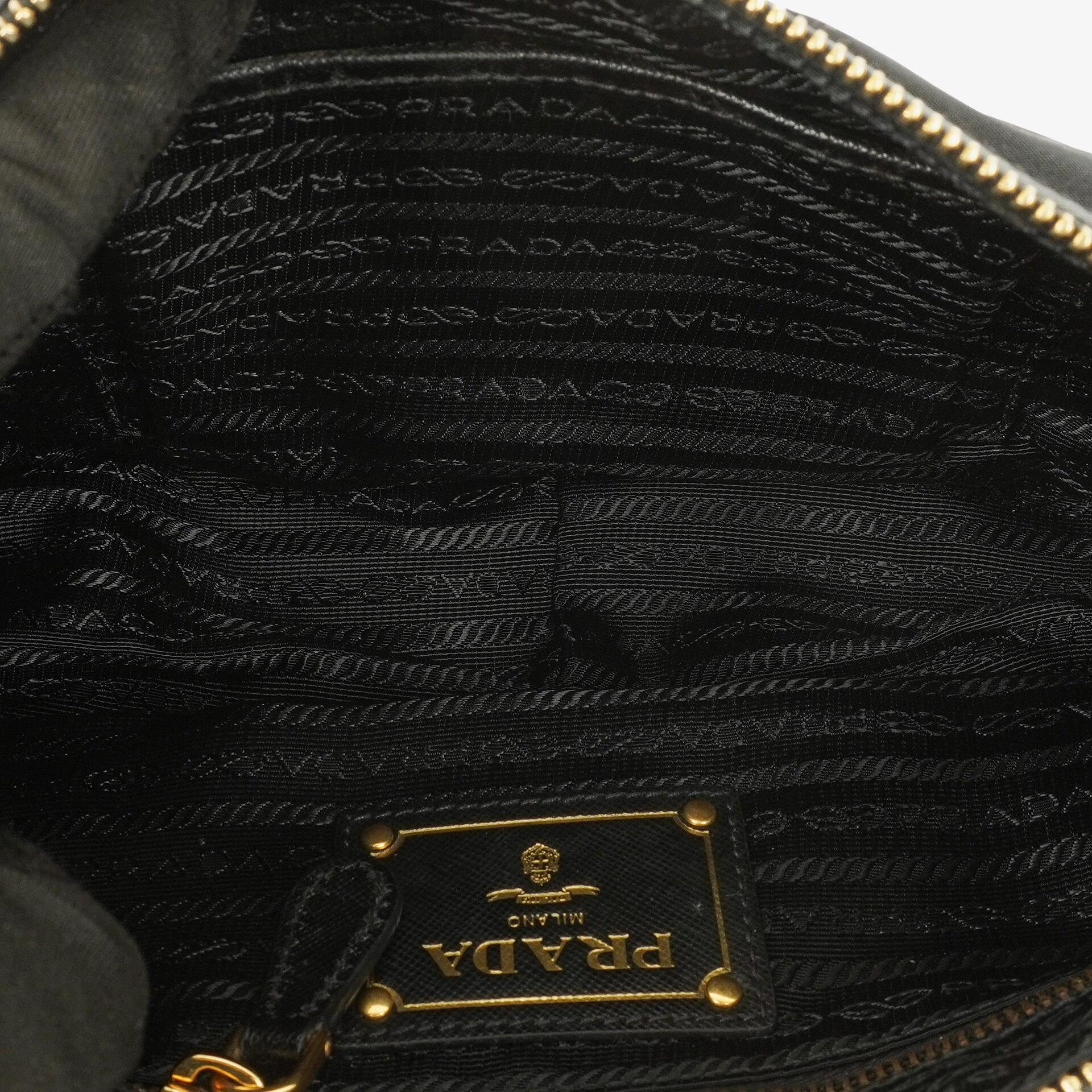 Prada Tessuto Schultertasche aus schwarzem Nylon mit Jacquard-Logo